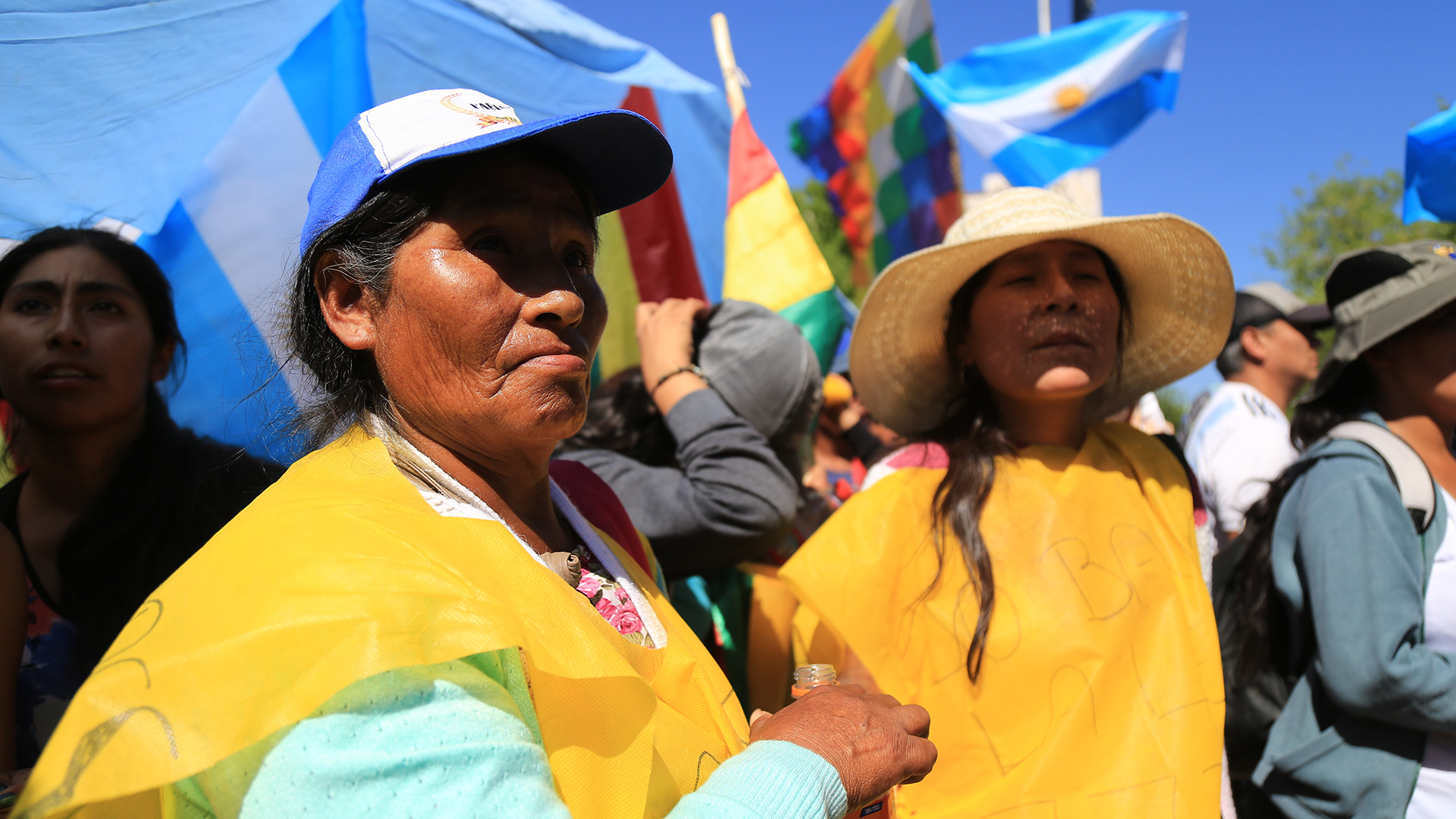 Con las caras cubiertas y gomeras fue que algunos manifestantes, un grupo minoritario, atacó a los policías que se encontraban sosteniendo las vallas.