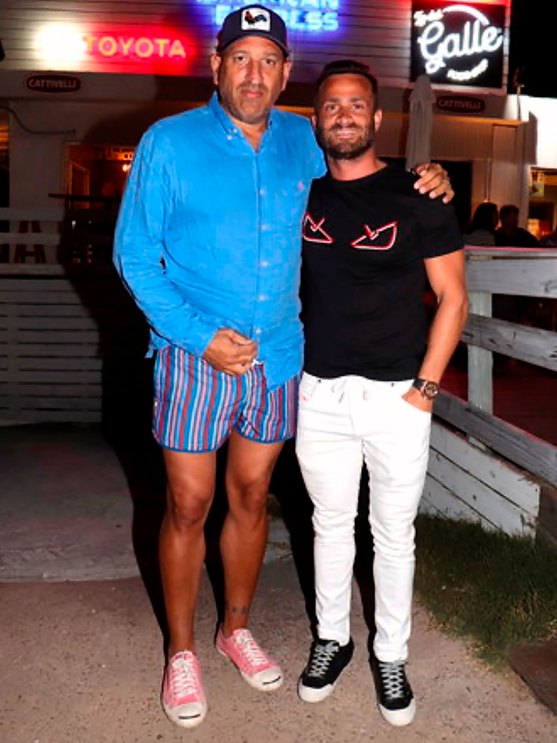 El Gallego con Martín Baclini quien, después de bailar en Tequila, estacionó su Ferrari colorada en la puerta del bar, y desayunó de madrugada antes de irse a acostar