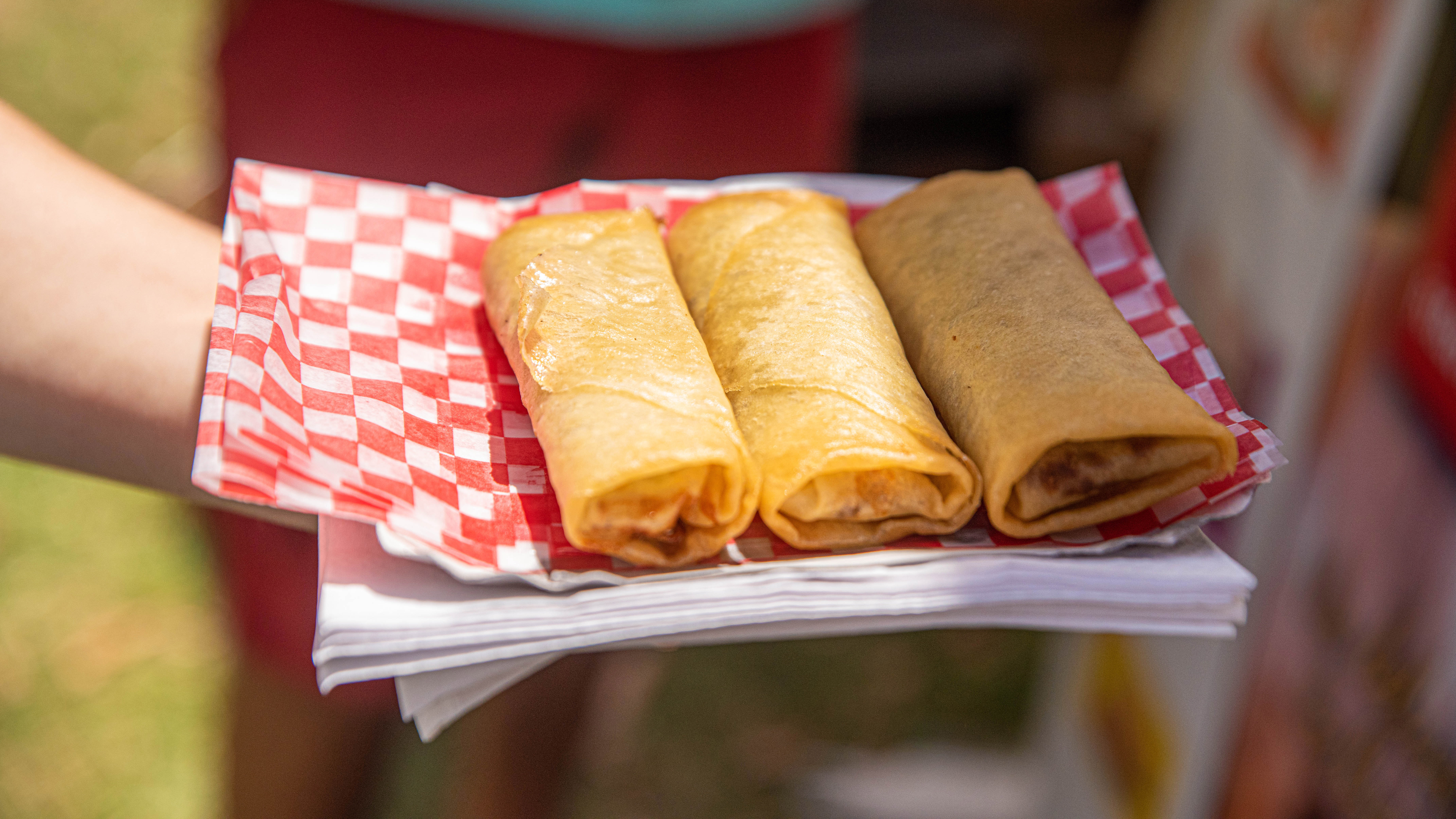 Durante la celebración hubo locales que vendían comida típica de este país asiático.