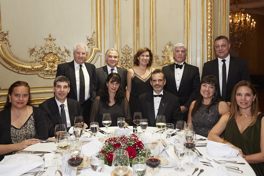 Sentados: Andrea Guinard y su esposo Alejandro Simón, CEO de Sancor Seguros; Silvia Ortega; Daniel Fraga, gerente general de SCOR Argentina y su esposa Mariela Vergara; y Vanina Miguel. De pie: Alberto Grimaldi, CEO de La Segunda Cía. de Seguros; Juan Luis Campos, CEO de Meridional Seguros, y su esposa María Auxiliadora Cárdenas; Aldo Álvarez, presidente de Noble Seguros, y Marcelo Lescano, director de La Segunda Cía. de Seguros