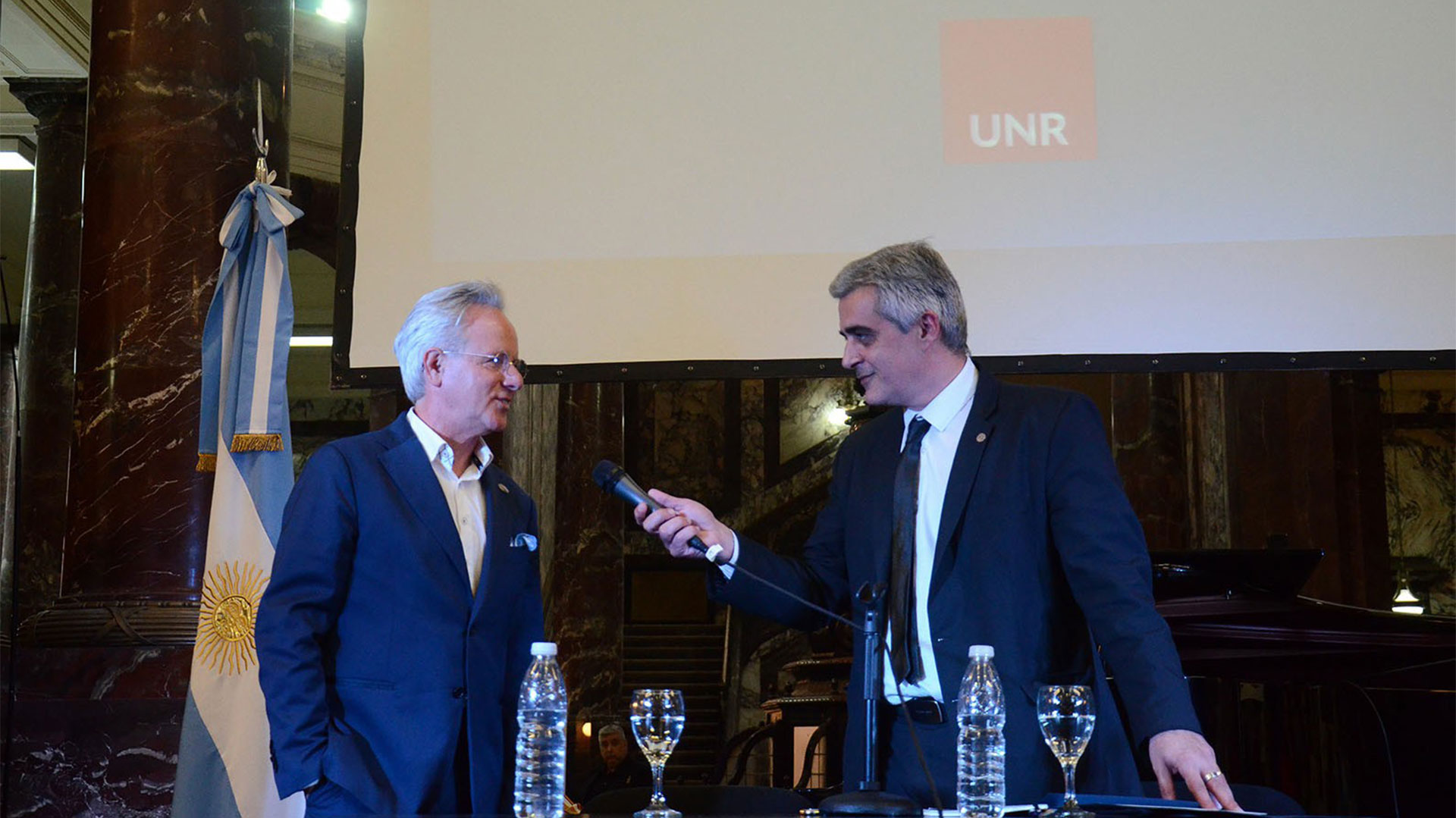Horacio Pagani distinguido con el título Honoris Causa de la Universidad de Rosario, donde estudió. Lo acompaña el rector Franco Bartolacci (Prensa UNR)