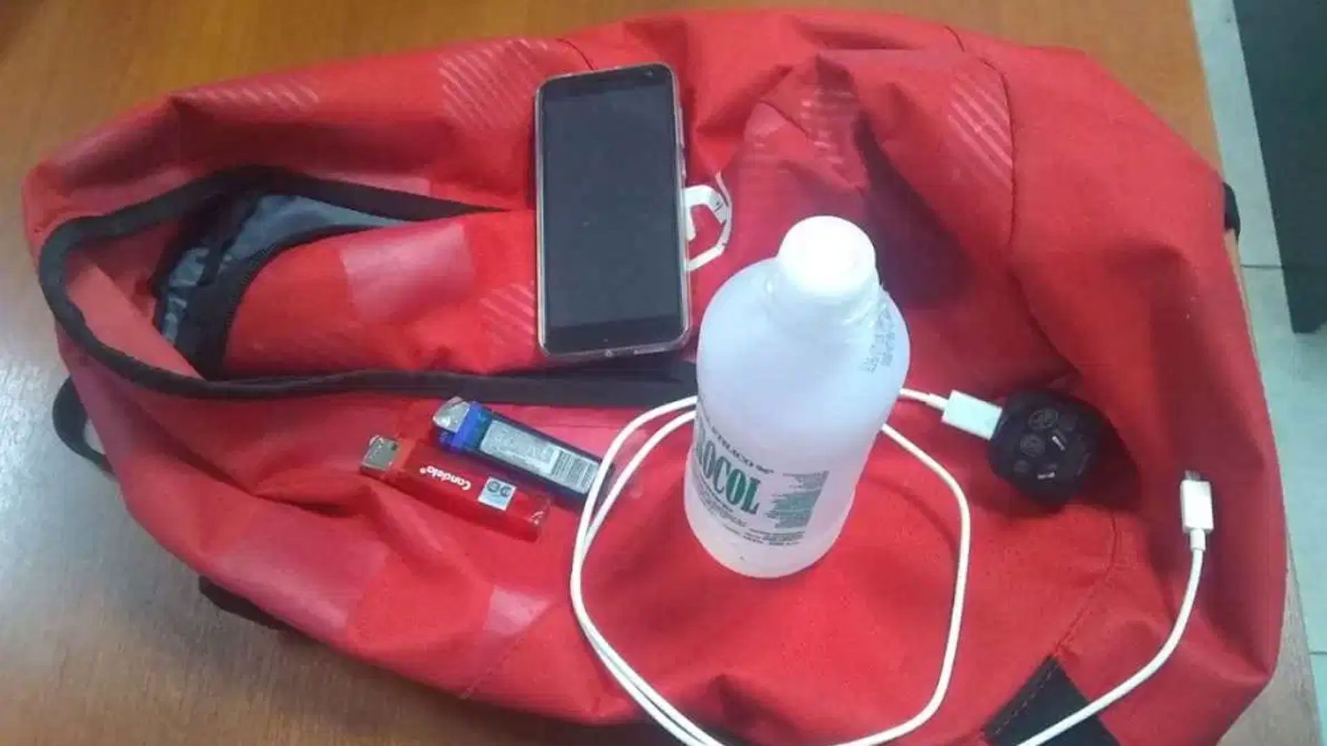Kit incendiario: encendedores y cargador incautados.