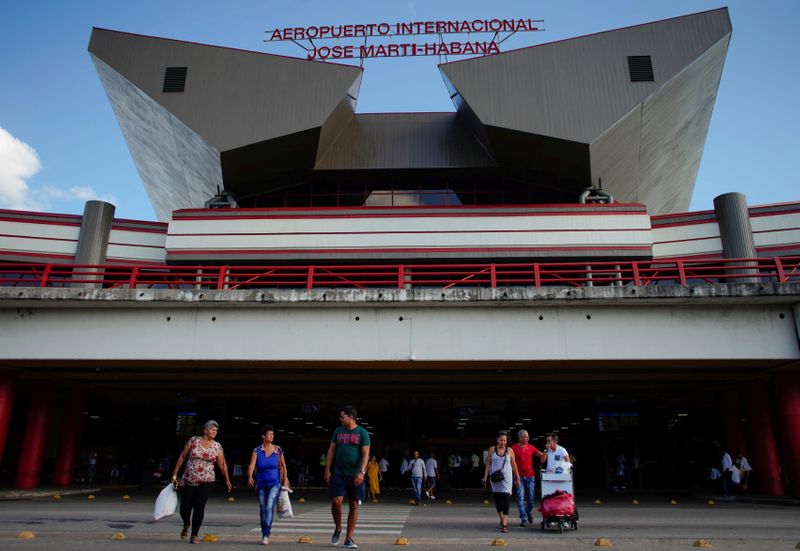 Gente caminando en la entrada del Aeropuerto Internacional José Martí de La Habana (REUTERS/Alexandre Meneghini)