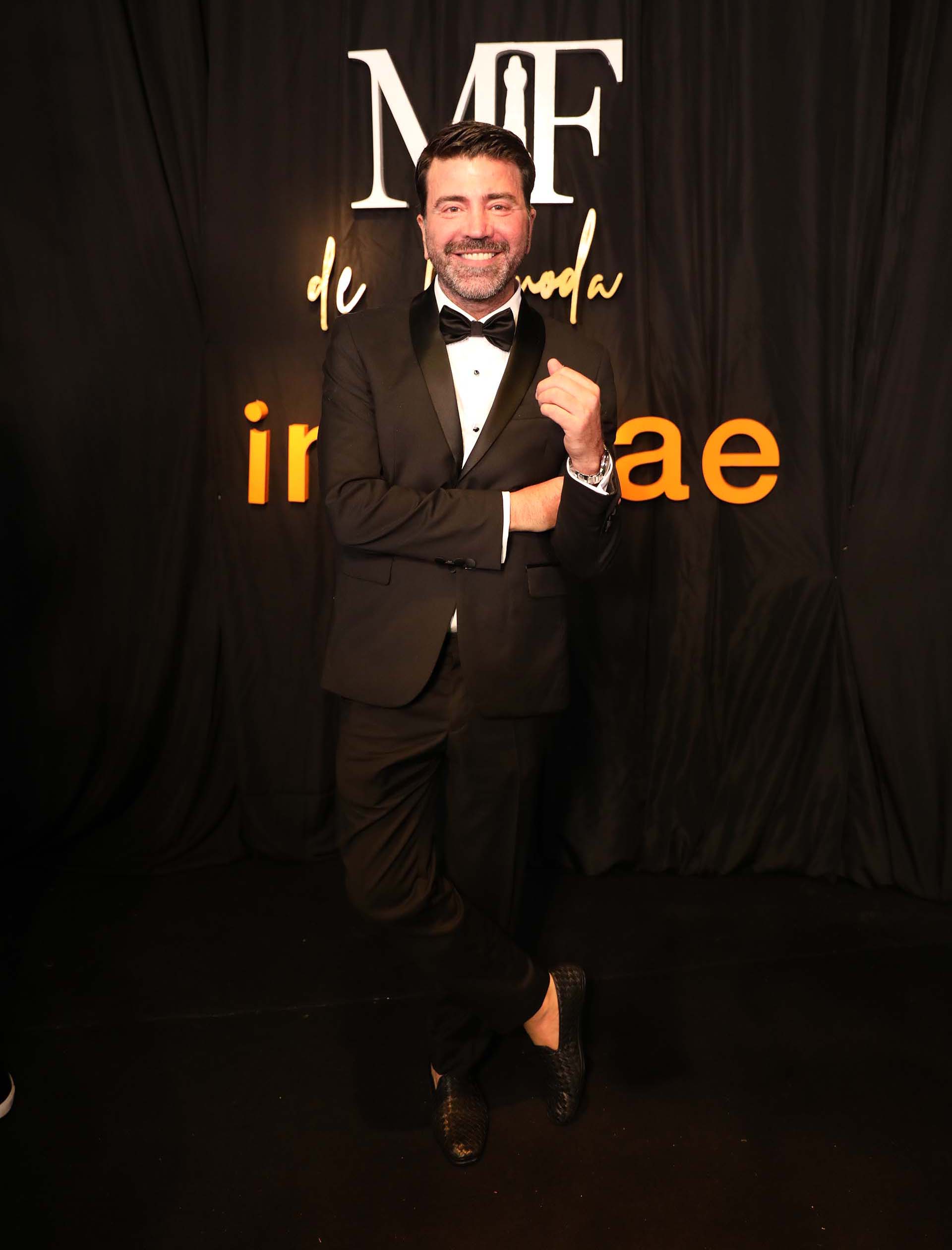 El diseñador Javier Saiach con un smoking total black