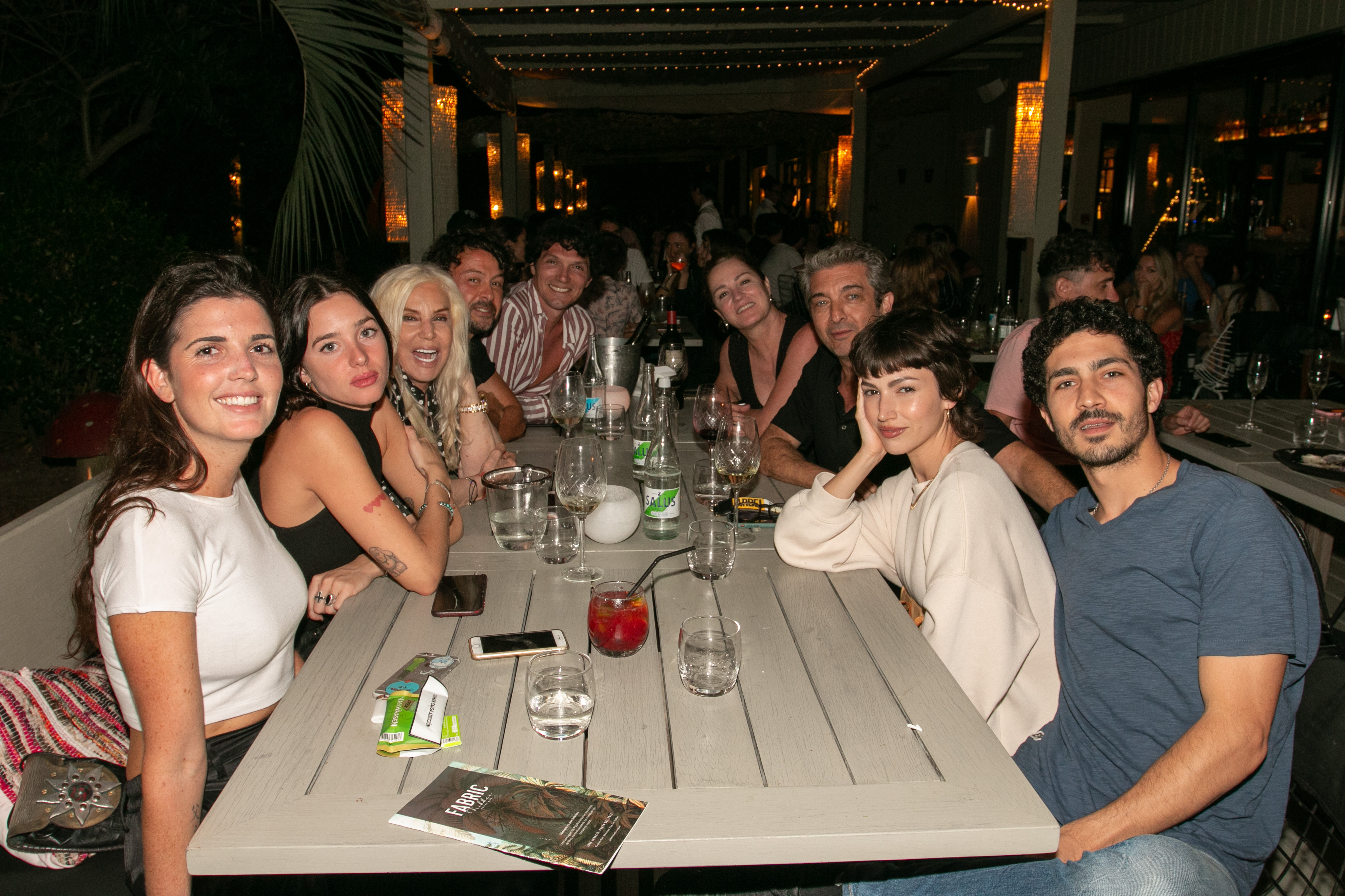 Susana Giménez, a su derecha, Lucía Celasco. Al otro lado de la mesa compartida en Punta del Este, Ricardo Darín y Florencia Bas, más el Chino Darín y su pareja, Úrsula Corberó. Los acompañaron Wally Diamante y Facundo Garayalde. ¿El menú? Tiraditos de salmón, cucharitas nikkei, mariscos al fuego, risotto negro y piezas de sushi