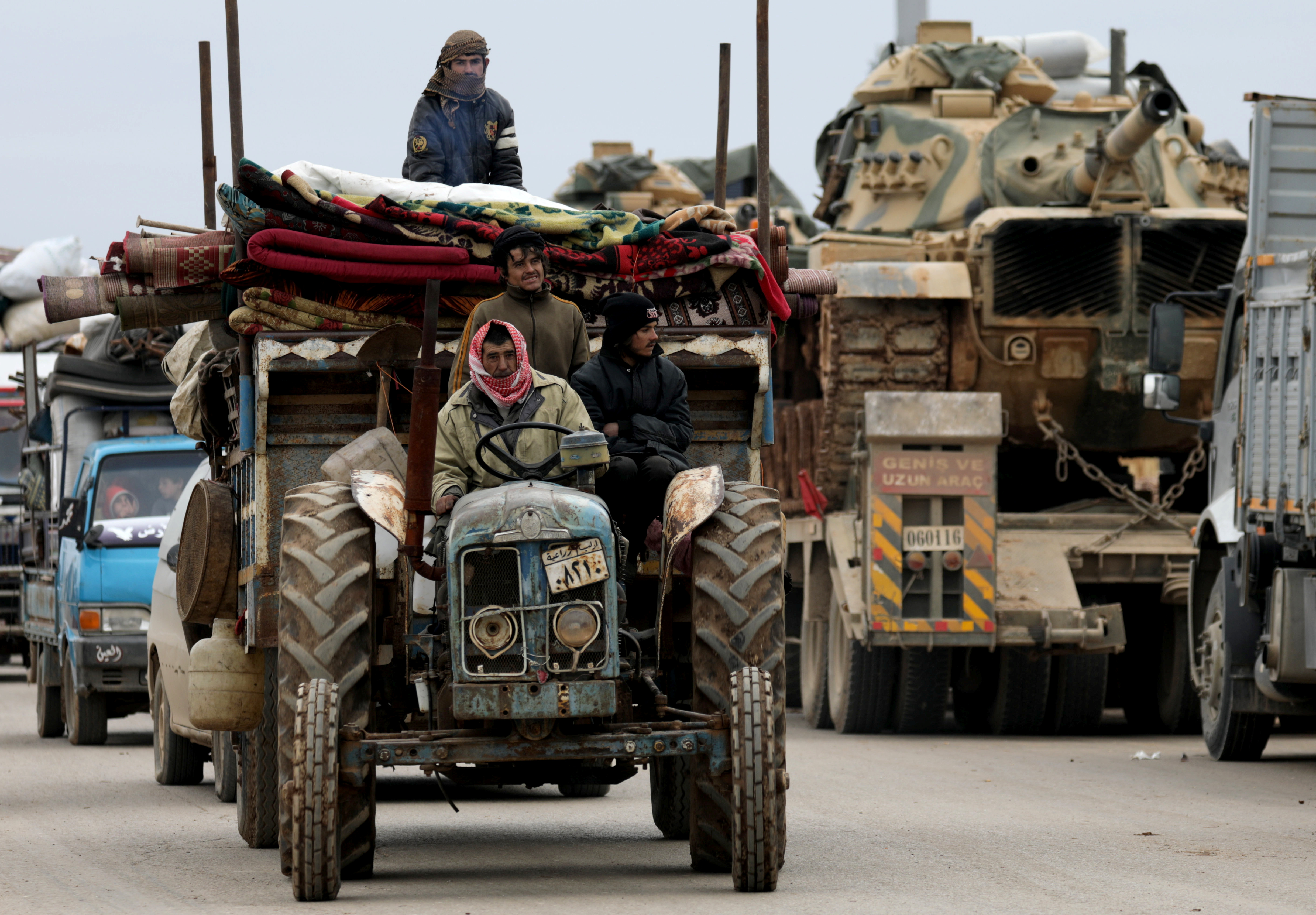 Este tractor utilizado para empujar un carro se cruza en el camino con un tanque M60 turco enviado al frente