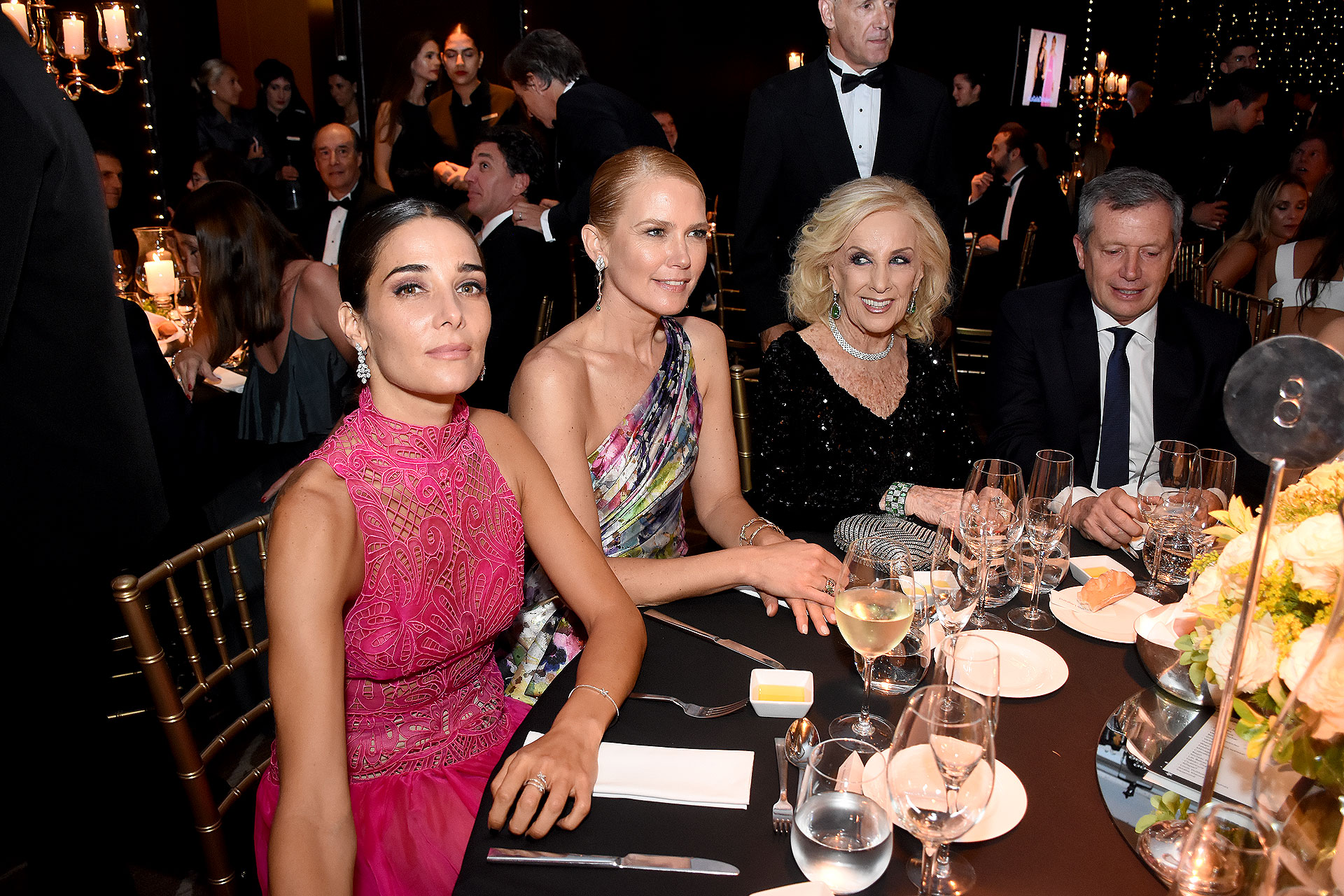 Juana Viale, Valeria Mazza, Mirtha Legrand y Emilio Monzó en la mesa principal