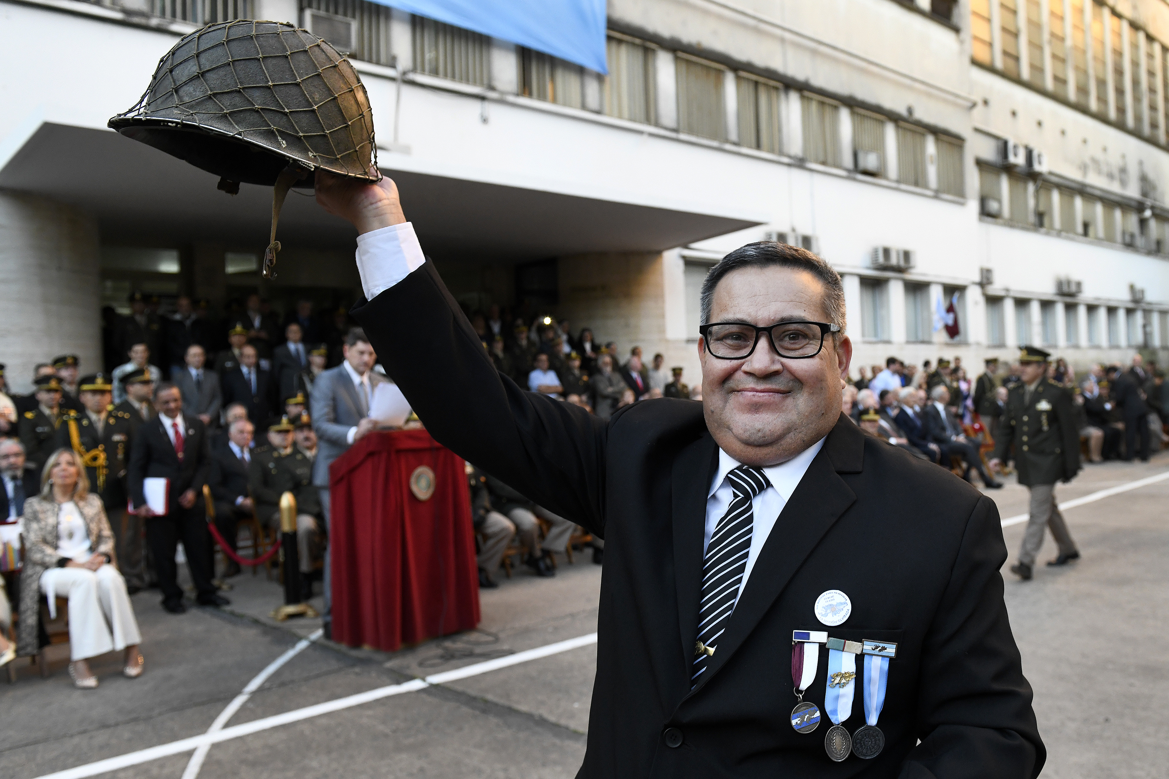 Héctor Pereyra recibió de manos del jefe del Ejército el casco que lo protegió en la guerra de Malvinas (Fotos: Maximiliano Vernazza)
