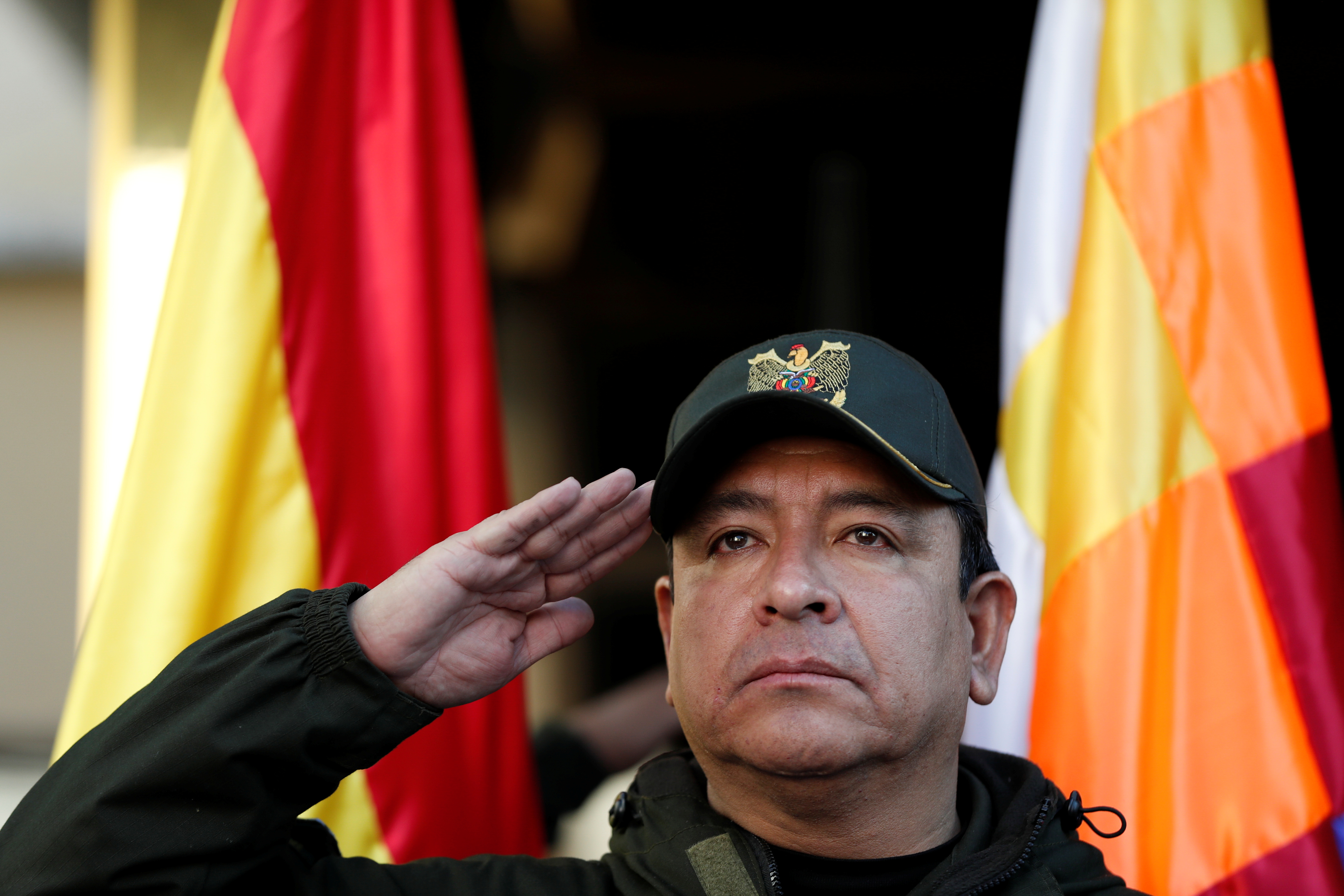 El Comandante de la Policía Vladimir Yuri Calderón saluda frente a las banderas de Wiphala y de Bolivia durante una ceremonia en la Comandancia General de la Policía en La Paz, Bolivia, el 13 de noviembre de 2019. REUTERS/Carlos García Rawlins