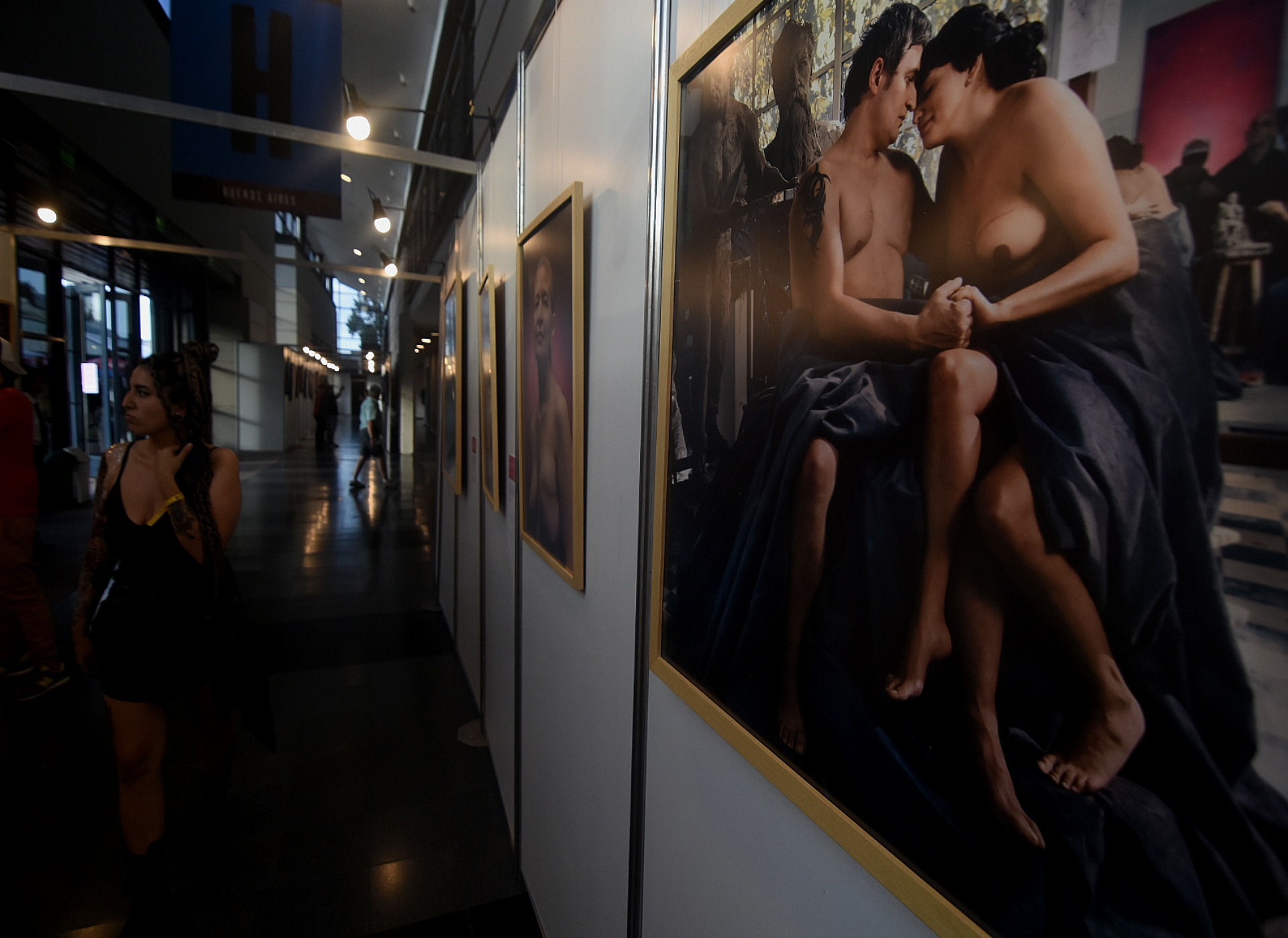 Una de las exposiciones fotográficas es la de los rostros de mujeres que vencieron el cáncer de mama. Pecho al descubierto, muestran orgullosas sus cicatrices y los pezones tatuados