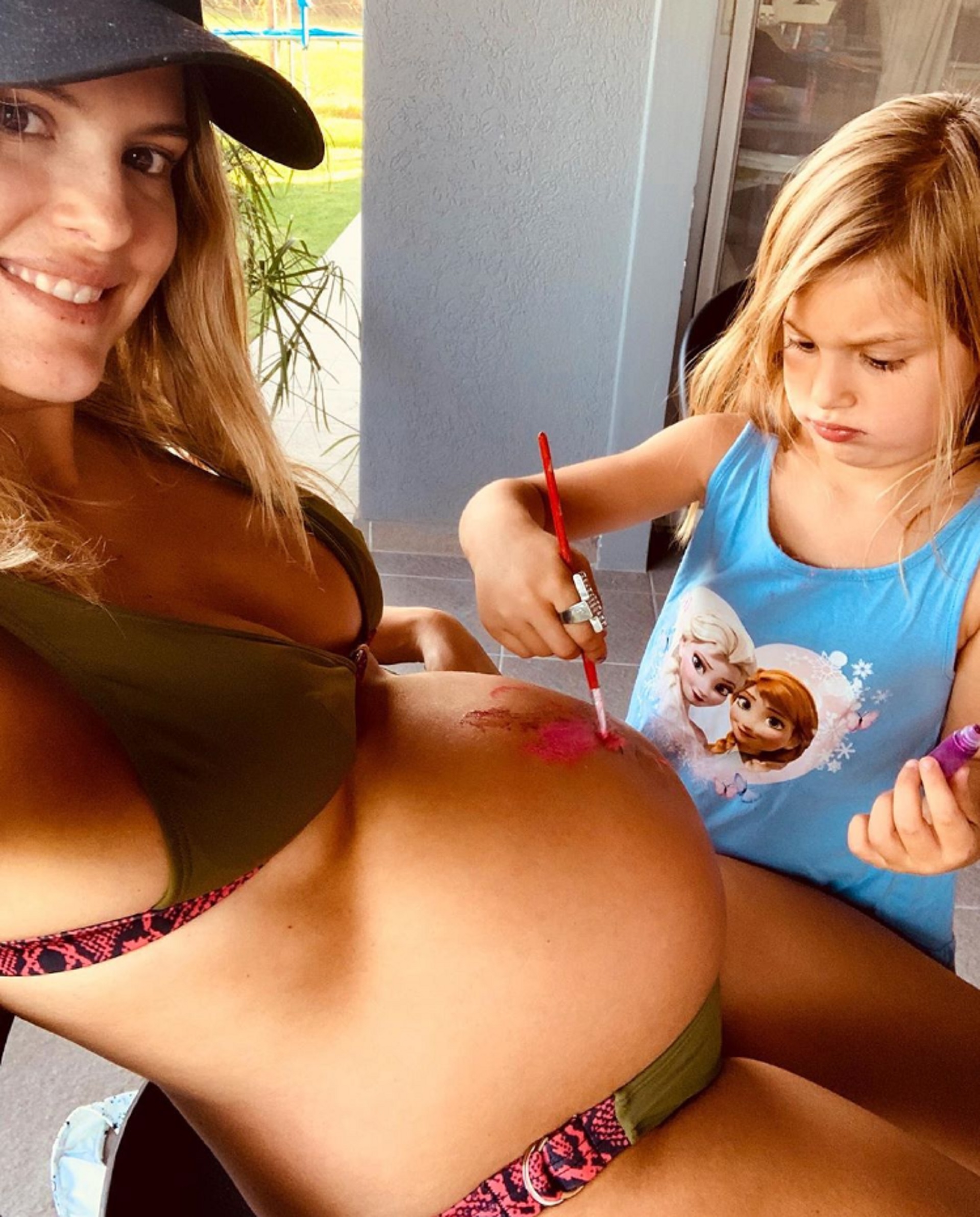 La imagen que compartió la modelo de su hija dibujando sobre su panza (Instagram)