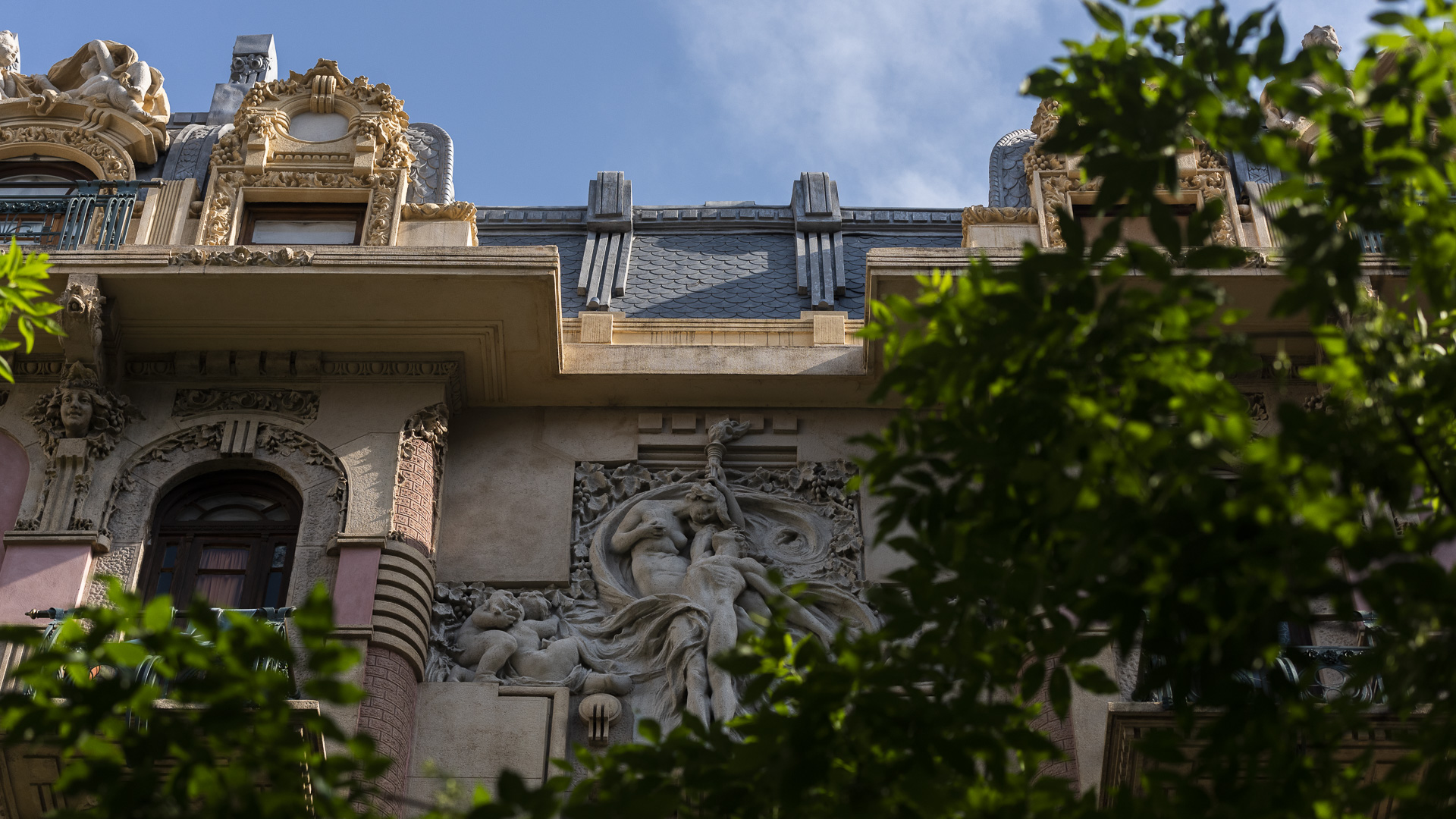 Bajo la visión desde la cual la restauración tiene que estar incluida en la reincorporación del patrimonio a la comunidad, se llevan a cabo diversas actividades culturales, entre las cuales figuran la instalación de un museo de sitio en una portería, charlas culturales y la inclusión en varios circuitos