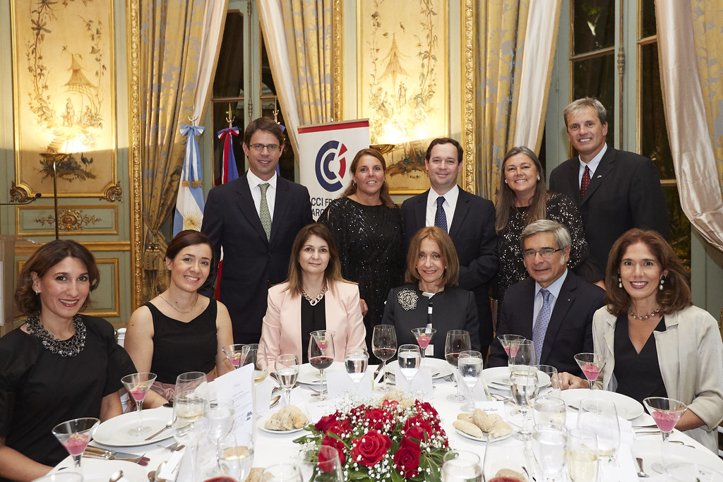 Sentados: Silvina Zeitune, María Pía Caputo y Viviana Balmaceda (Pierre Fabre); Marta Svatetz, presidente de Para la Salud; Javier Lozada secretario general del Grupo Danone y su esposa Laura. De pie: Federico Dumas (Skyonline); Magdalena Del Carril; Viviana Oleksak y su esposo José Miguel Puccinelli, socio del estudio Beccar Varela