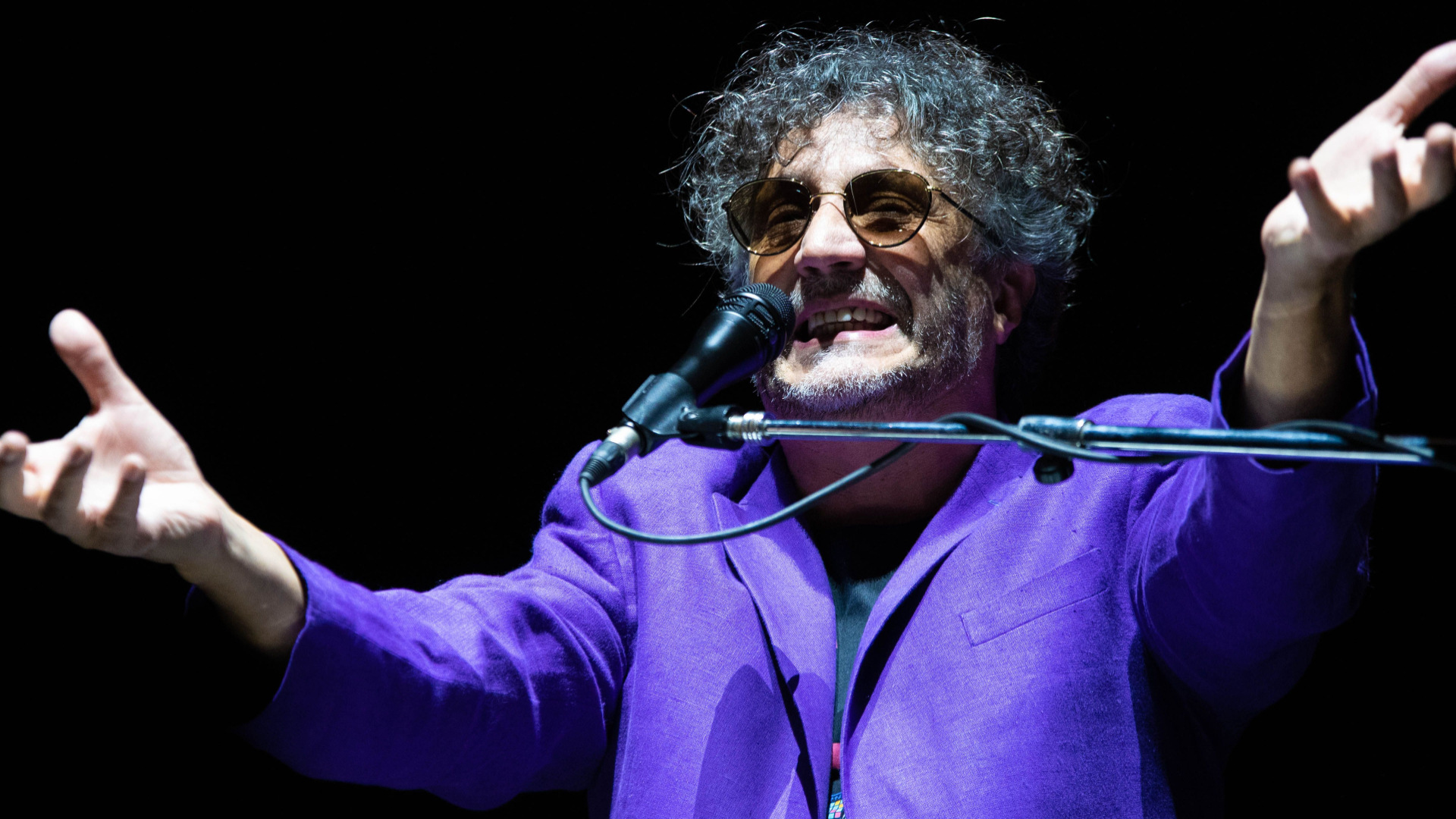 Fito Páez fue el artista con mayor trayectoria que se presentó en la edición 2020 del Buena Vibra. Con un repertorio 100% hitero, que abarcó casi todas sus épocas, cautivó al público joven del festival (Franco Fafasuli)