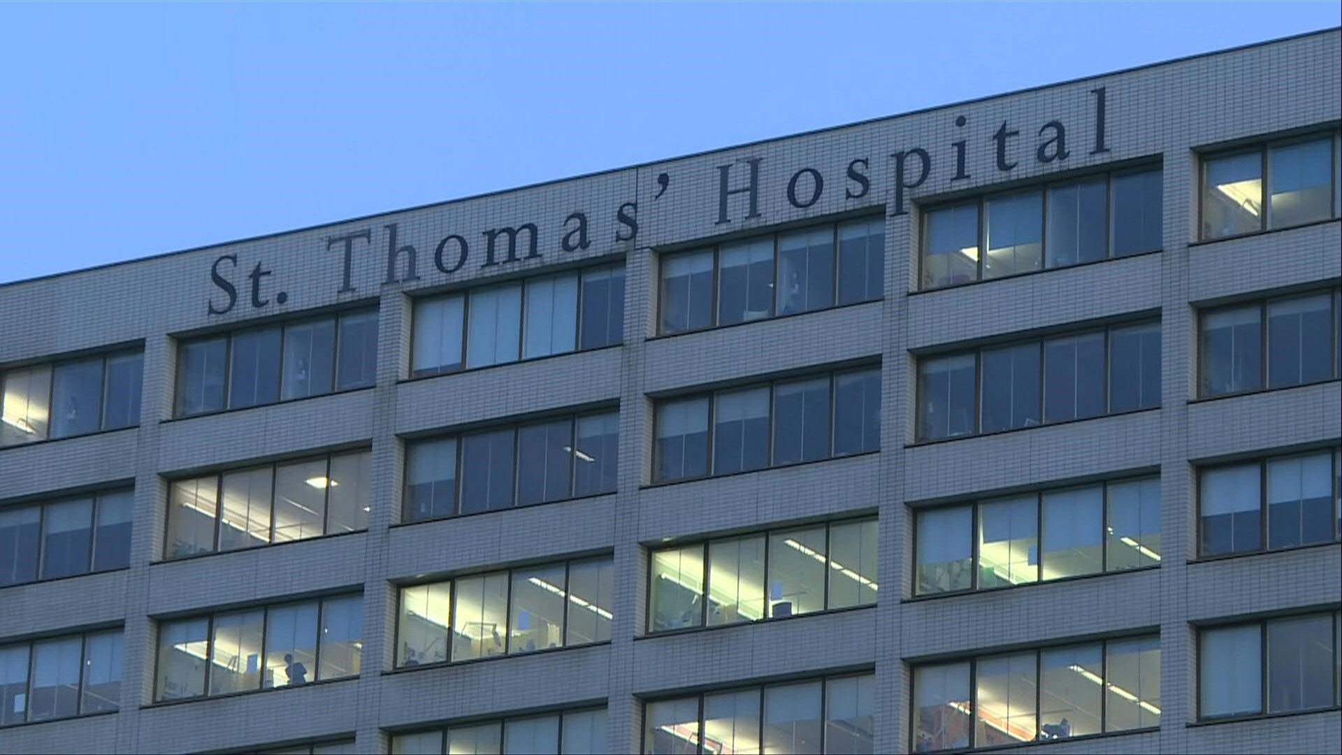 El primer ministro británico Boris Johnson, hospitalizado con Covid-19, salió el jueves de la unidad de cuidados intensivos y proseguirá su recuperación en el hospital St Thomas de Londres (AFP)