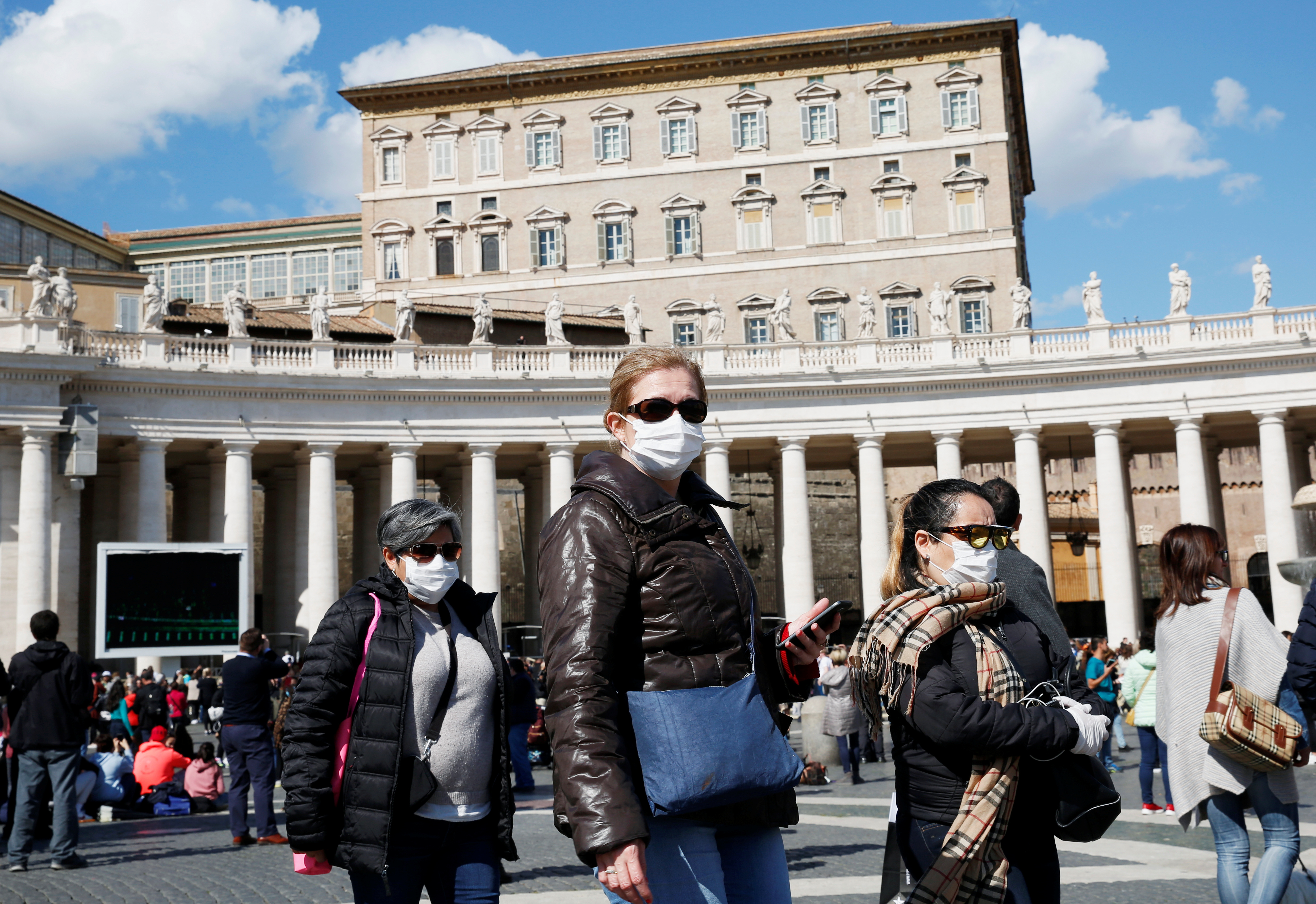 Mujeres llevan mascarilla en el Vaticano