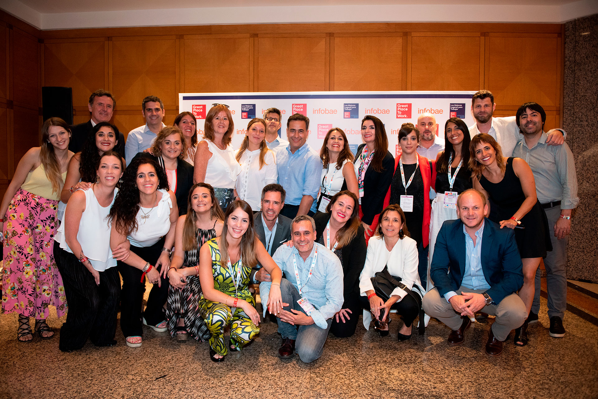 GARANTIZAR - María Fernanda Botti, gerente de RRHH; Diego Sileo, responsable de administración de personal; María Danila Barona, responsable de beneficios; Ruth Suárez, responsable de innovación; Micaela Nicolás, responsable de selección; Luciana García, auditora de selección; Sol Traverso, auditora de administración de personal; Yanina Ondekja, auditora de administración de personal; Natalia Konrad, auditora de administración de personal; Sabina Ozomek, gerente general; Simón Carman, gerente comercial; Julia Erlich, gerente de socios corporativos, Alicia Gercke, jefe de socios corporativos; Walter Righi, jede de riesgos, Daniel González Diáz, sección técnica; Felicitas Aguirre Saravia, responsable de sección antilavado, Gonzalo Hurtado, gerente de sistemas y procesos; Giselle Duarte , gerente de Administración; Martín Etchegoyen, director; Milagros Mazzoli, RRHH; Hernán Sastre, gerente legal; Mariela Villalba, coordinadora de mora; Nicolás Alejandro, legales; Rosana Montarce, gerenta de mercados capitales, Ignacio Lizarralde, coordinador de mercados capitales; Diego Ratjman, de Marketing; Yanina Saint Pierre, coordinadora de back office; María Inés Trebino, gerente regional; Florencia Thomas, responsable de base de datos; Ezequiel Bazán, responsable de productos; Rocío González, coordinadora de marketing; Guillermo Capra, gerenta de administración y finanzas; Celeste Fourmentel, coordinadora contable; Fernando Ledesma, responsable de la sucursal Salta y Luciana Espasandin, responsable del área Mar del Plata