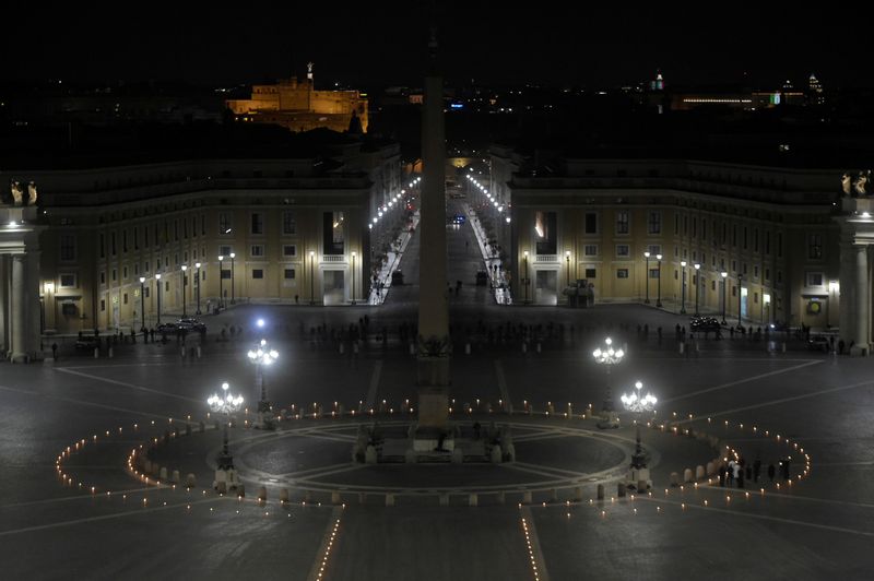 Foto del viernes de la plaza de San Pedro mientras el Papa Francisco lidera el Via Crucis en el Vaticano. Abril 10, 2020. Vatican Media/Handout via REUTERS