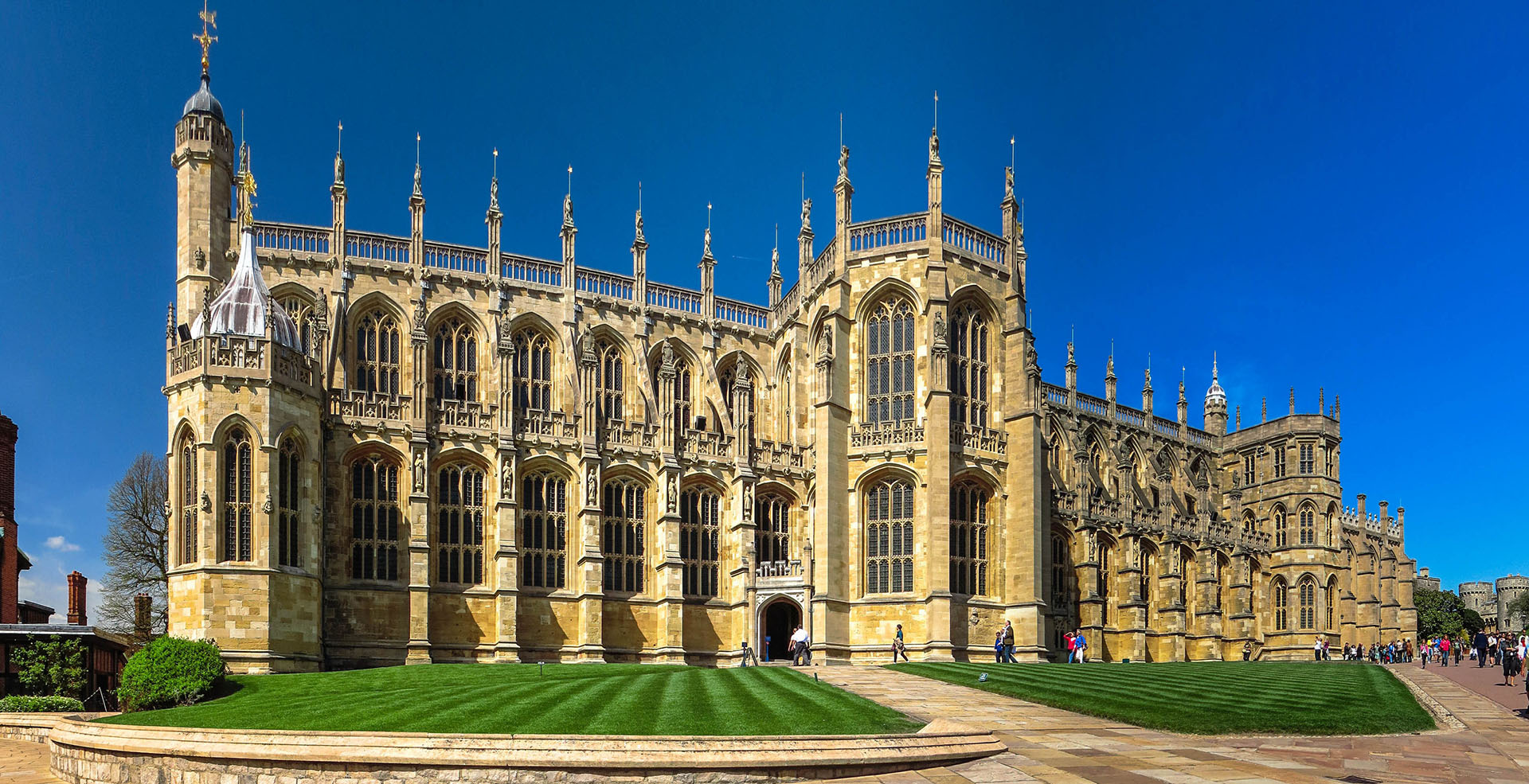 El Castillo de Windsor es un palacio y residencia real situado en Windsor, en el condado de Berkshire, Reino Unido. Es reconocido por su antigua relación con la Familia Real Británica y por su arquitectura