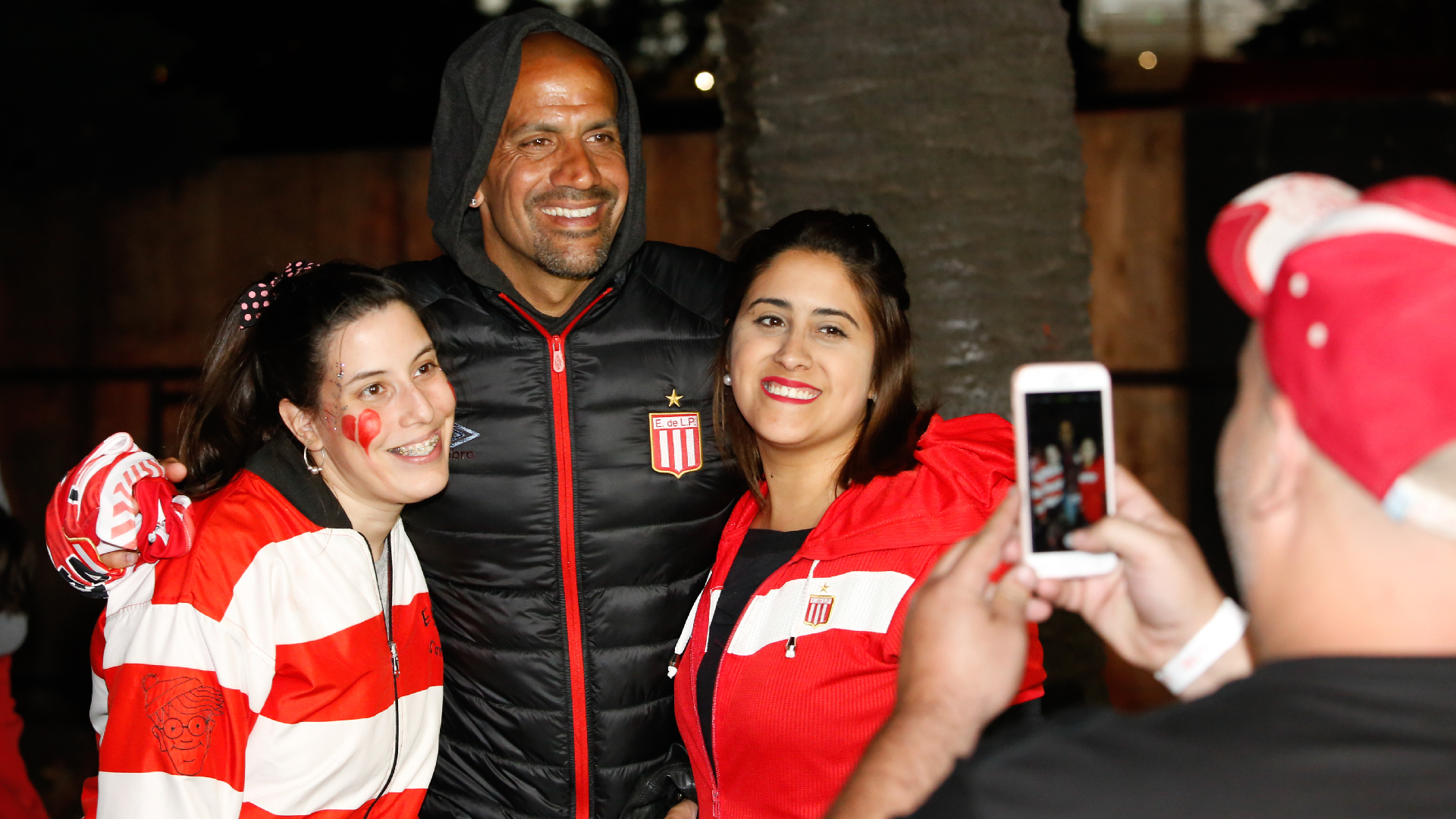 El presidente del club, Juan Sebastián Verón, fue requerido por los hinchas (Nicolás Aboaf)