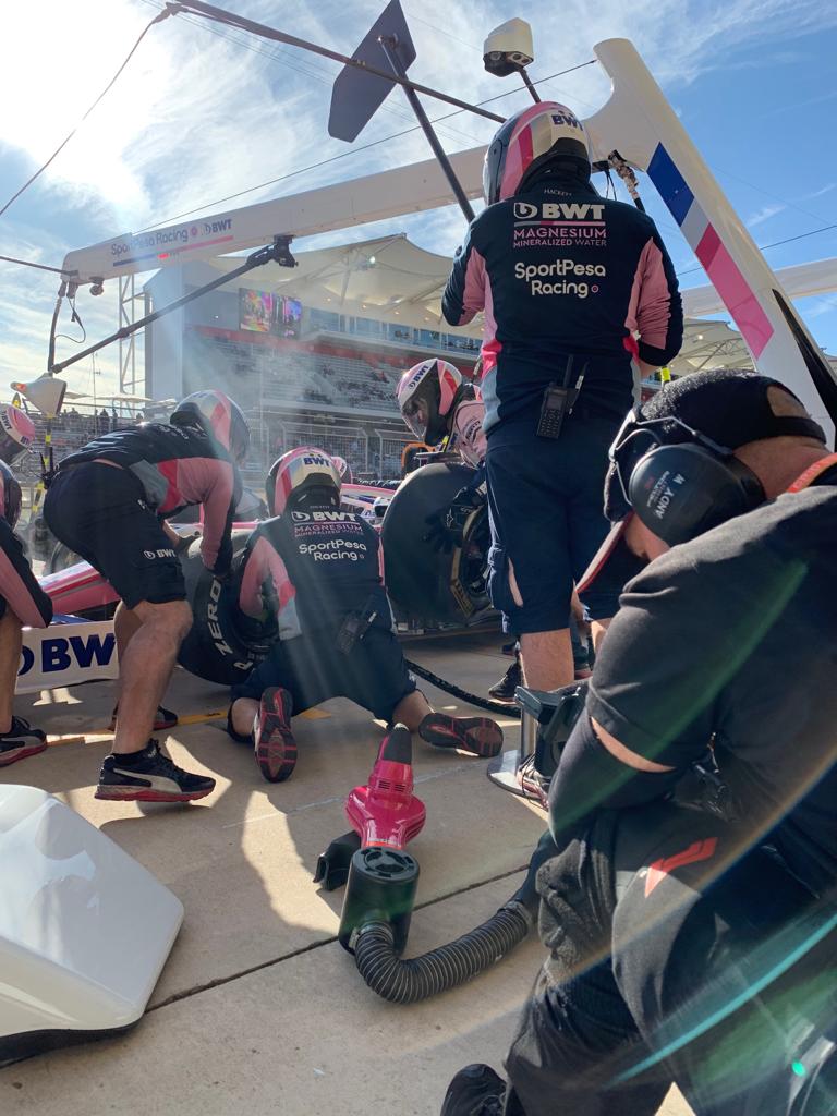 Los mecánicos de Racing Point trabajan en el auto del azteca (Foto: Twitter)