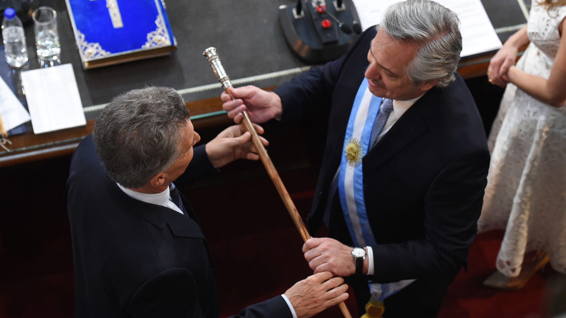 El traspaso presidencial se hizo en el Congreso. Aquí, Mauricio Macri le entrega el bastón presidencial a Alberto Fernández.