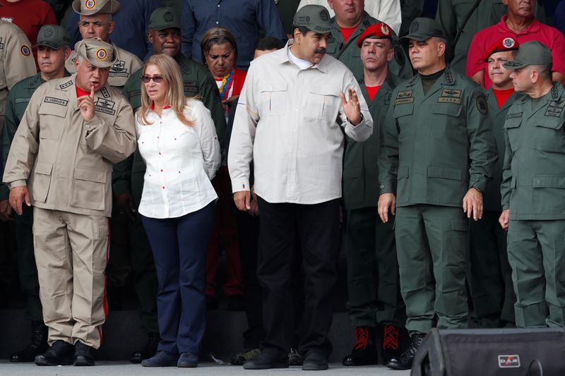 El presidente de Venezuela, Nicolás Maduro, habla con el ministro de Defensa de Venezuela, Vladimir Padrino López, y con Remigio Ceballos, comandante estratégico de operaciones de las Fuerzas Armadas Nacionales Bolivarianas, mientras el presidente de la Asamblea Nacional Constituyente de Venezuela, Diosdado Cabello, habla con Cilia Flores, esposa de Maduro (REUTERS/Carlos García Rawlins)