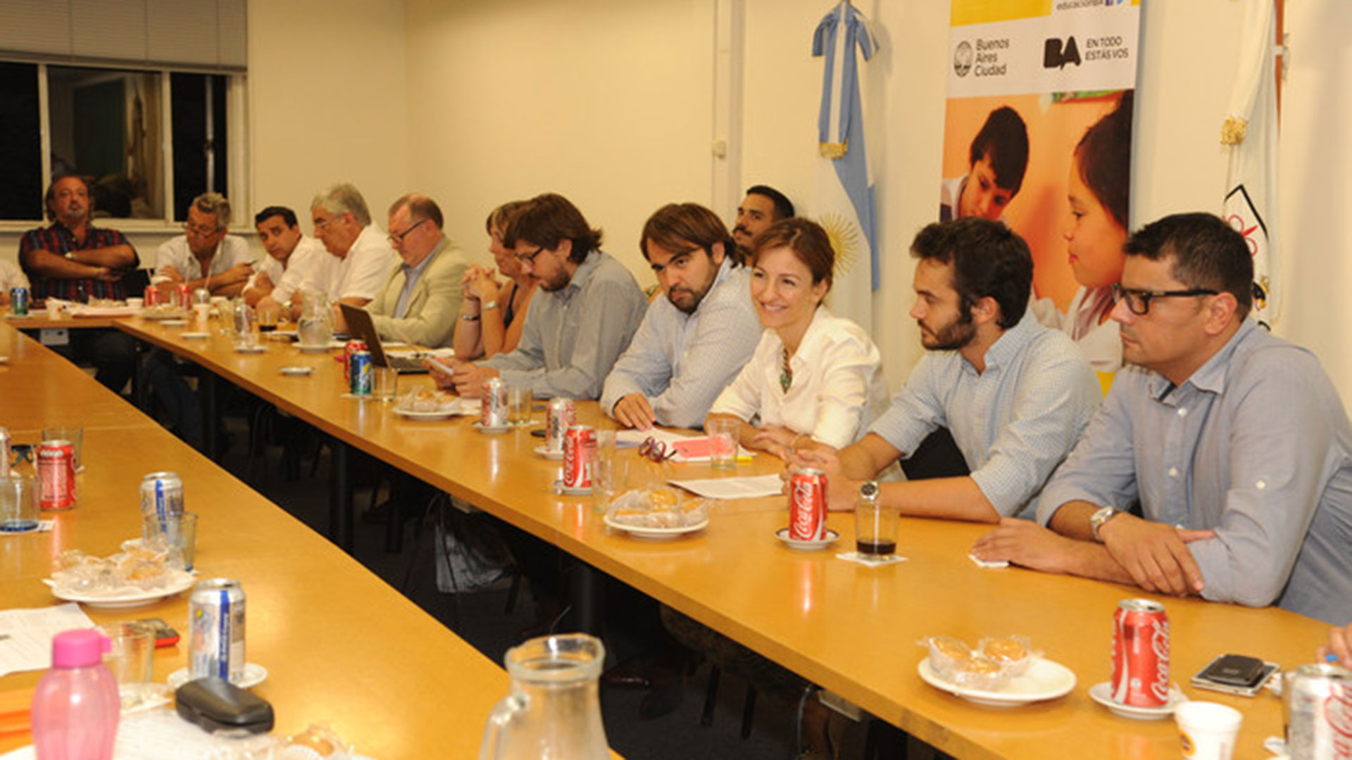La ministra de Educación porteña, Soledad Acuña, junto a los gremios docentes.