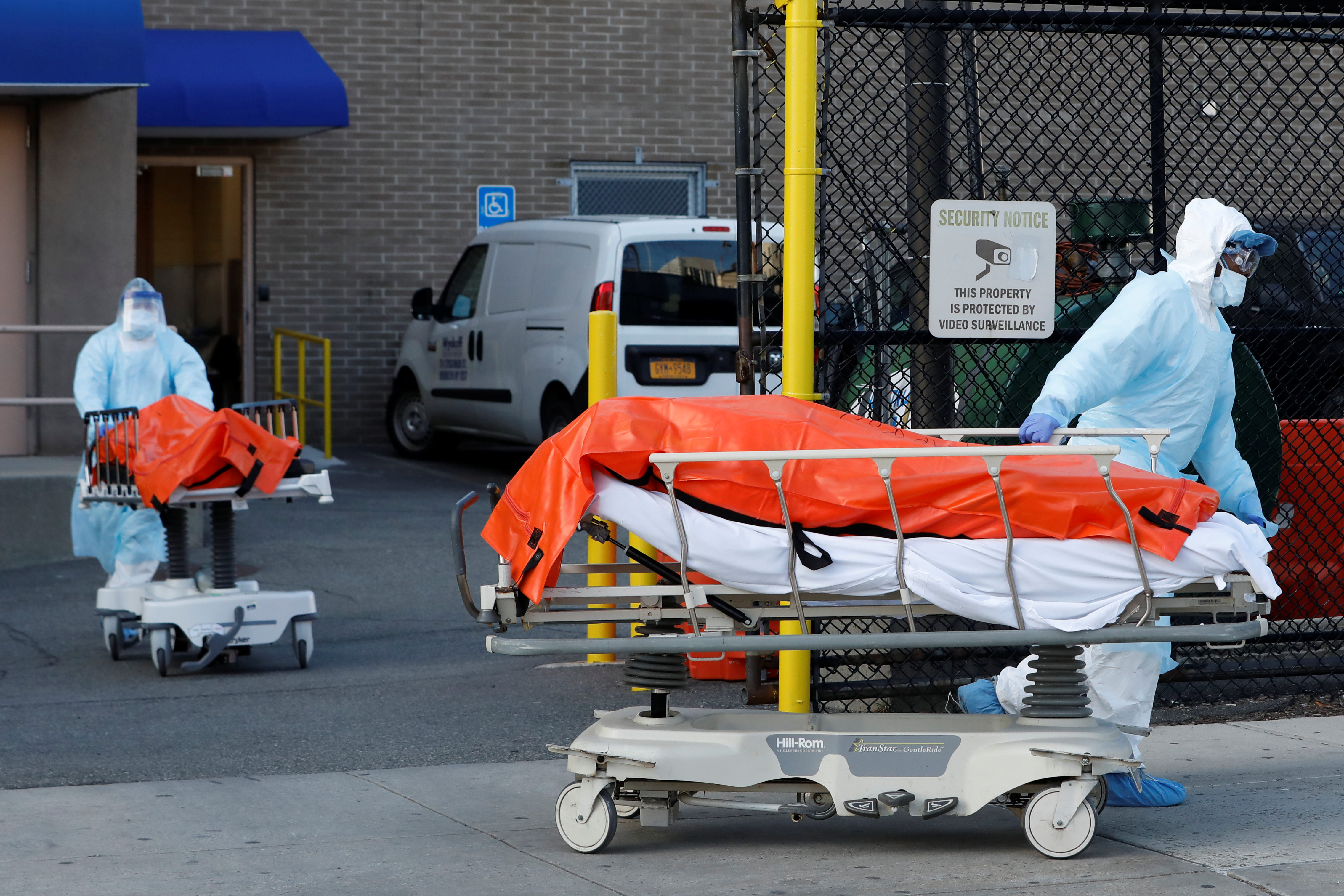 Trabajadores sanitarios de Nueva York transportan cuerpos de víctimas fatales de coronavirus. El estado es el la zona roja de la pandemia en los EEUU. (Reuters)