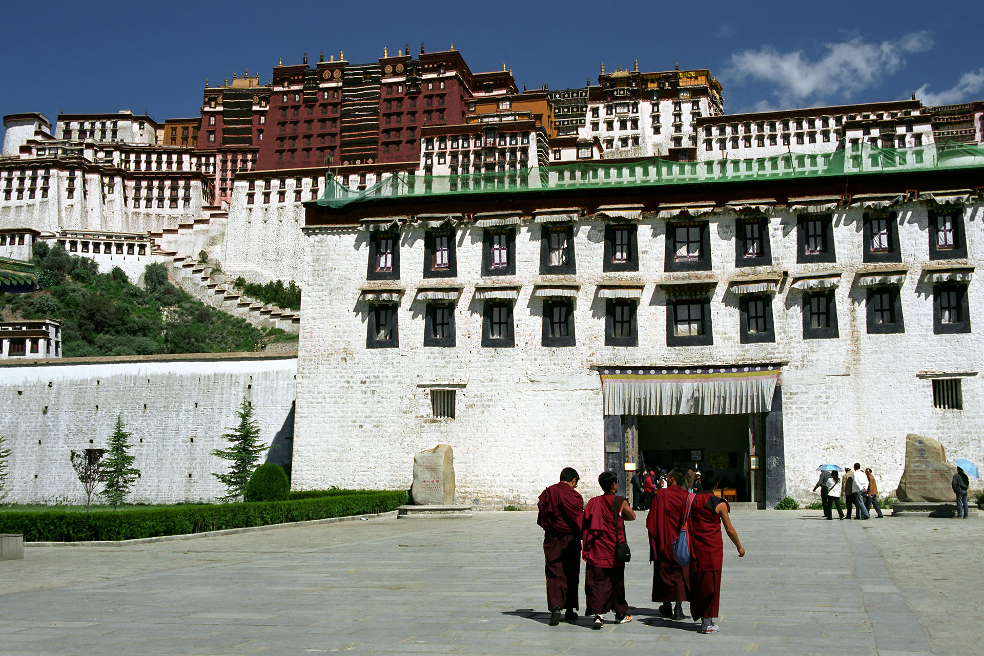 El Palacio Blanco o Potrang Karpo constituye la residencia del Dalái Lama. Comenzó a construirse durante el gobierno del Quinto Dalái Lama, trasladándose aquí con su gobierno en 1649