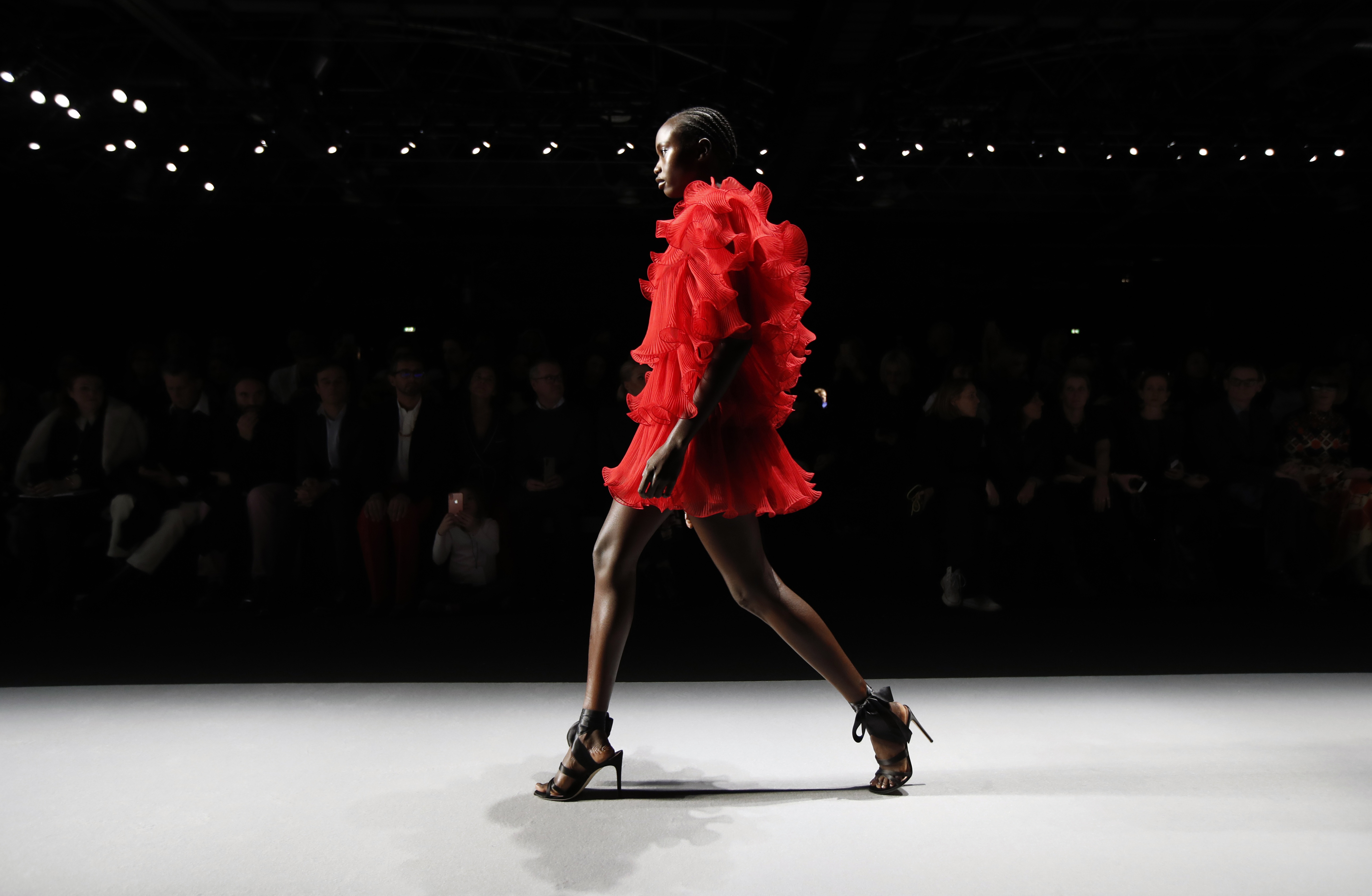 Los vestidos con transparencias fueron los protagonistas de la línea noche de Alberta Ferretti