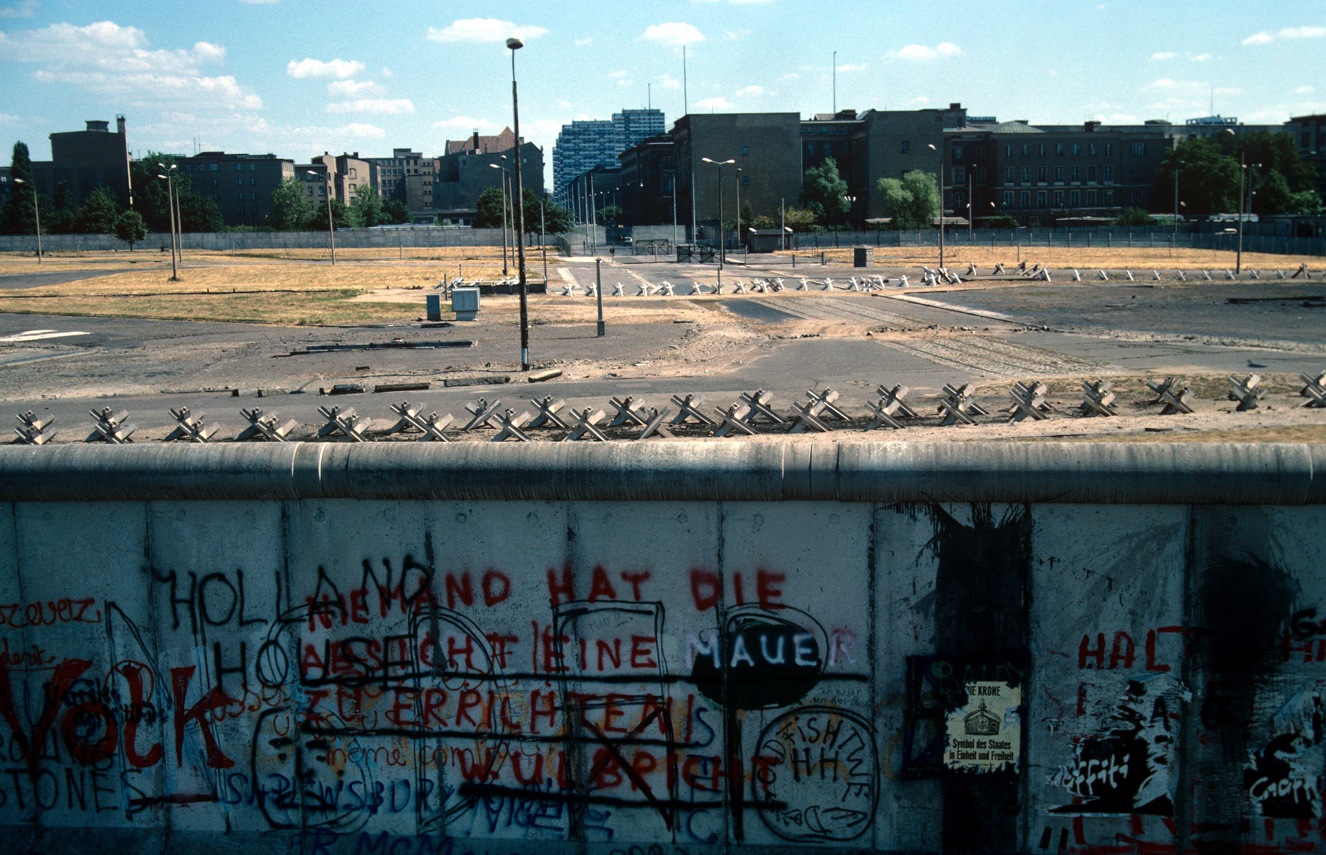 Una vista de Berlín Oriental a través del muro en 1982
