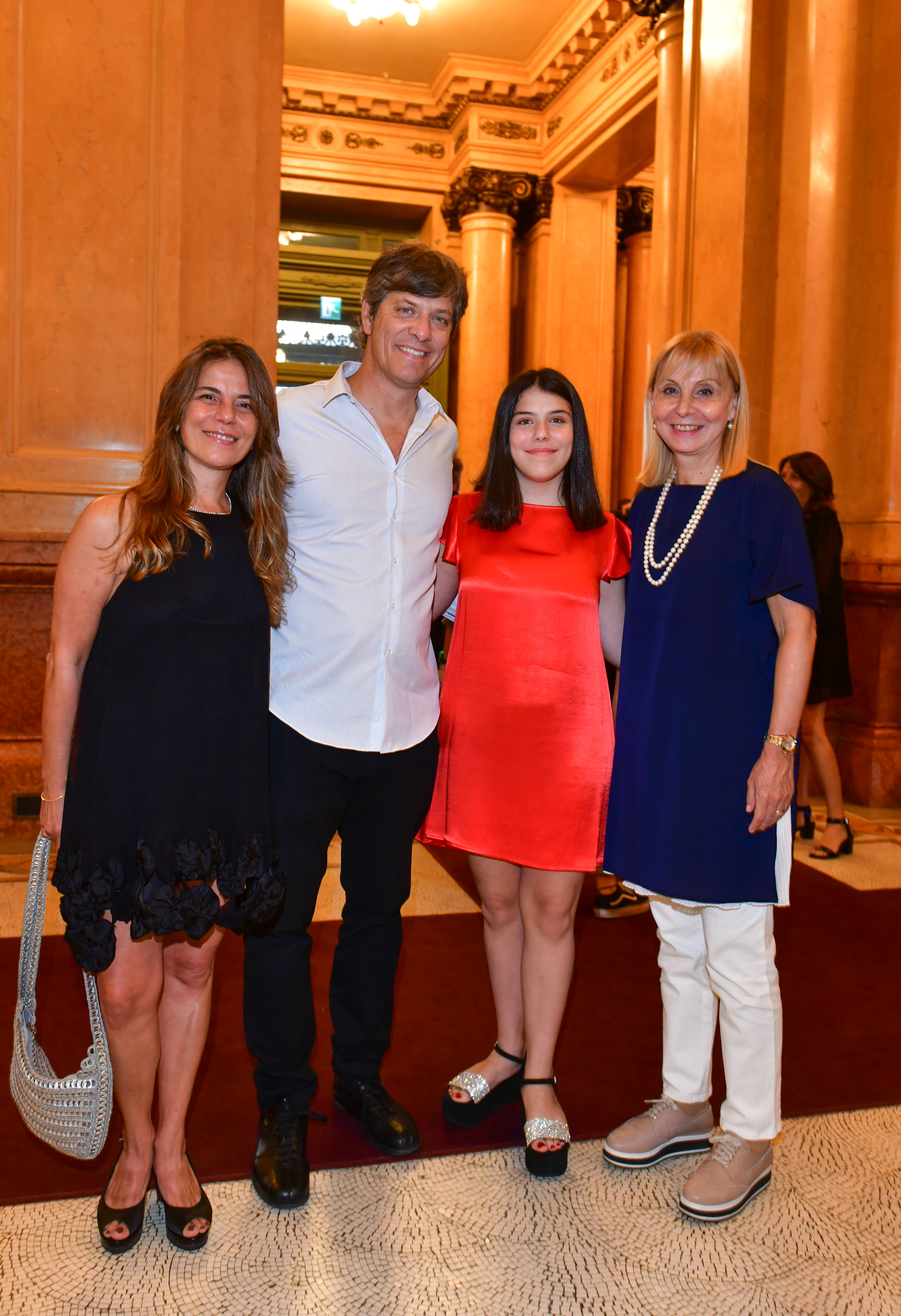 Mario Pergolini y su mujer Dolores Galán junto a su hija Valentina Pergolini y la directora general del Teatro Colón, María Victoria Alcaraz