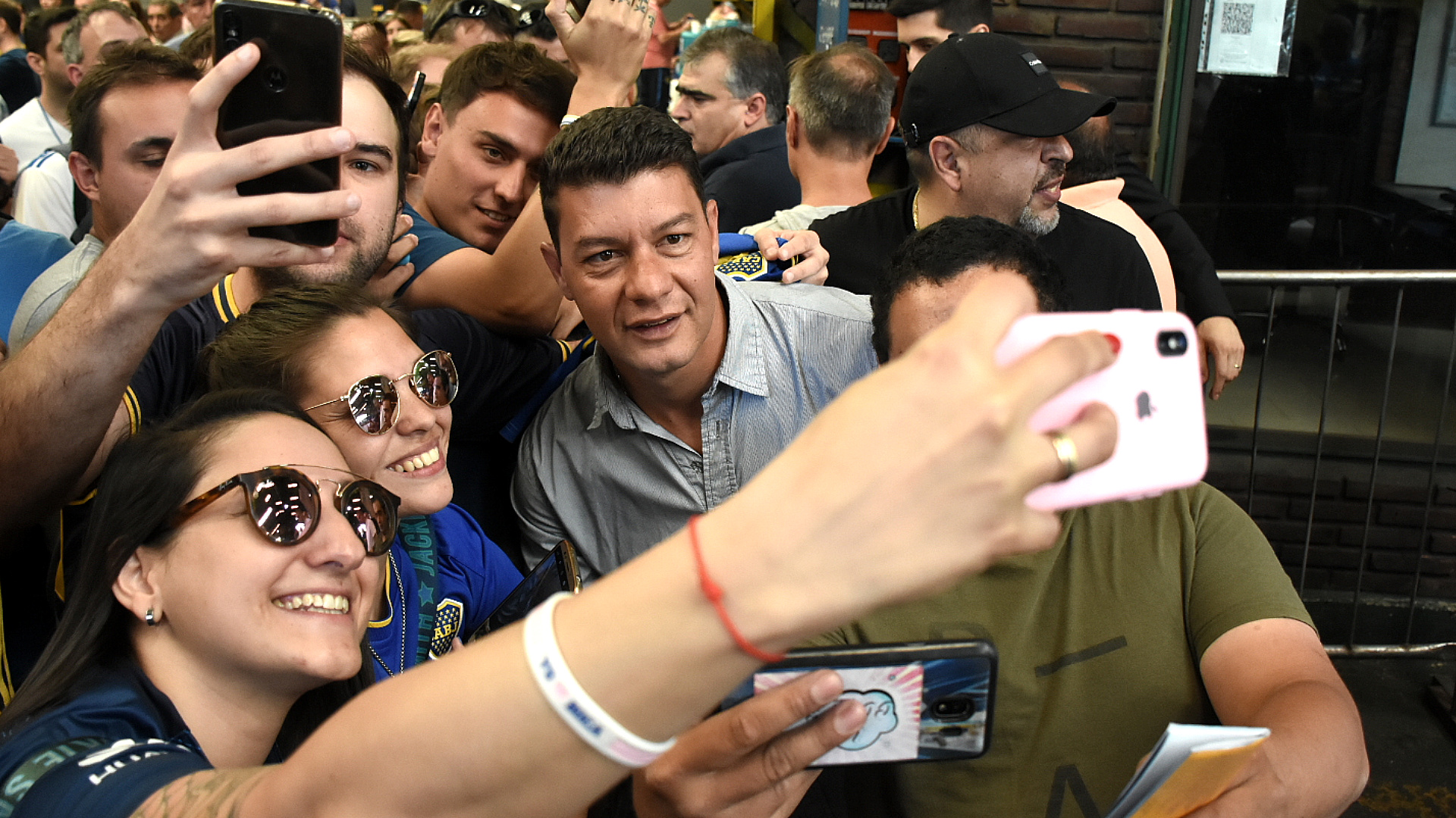 Sebastián Battaglia también acudió al recinto y se estima que formará del proyecto de Riquelme en caso de que gane