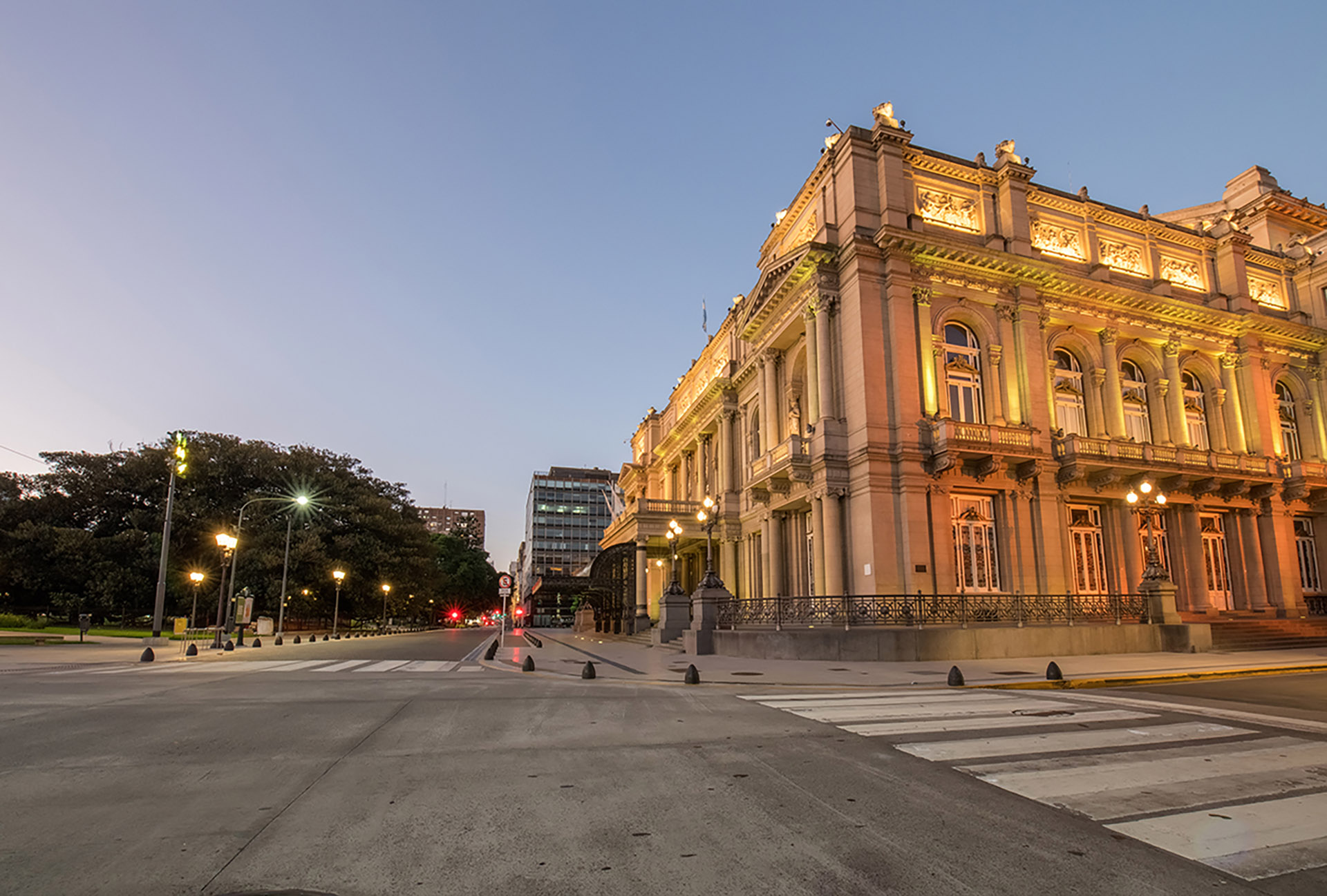 El Teatro Colón frente a la Plaza Lavalle
