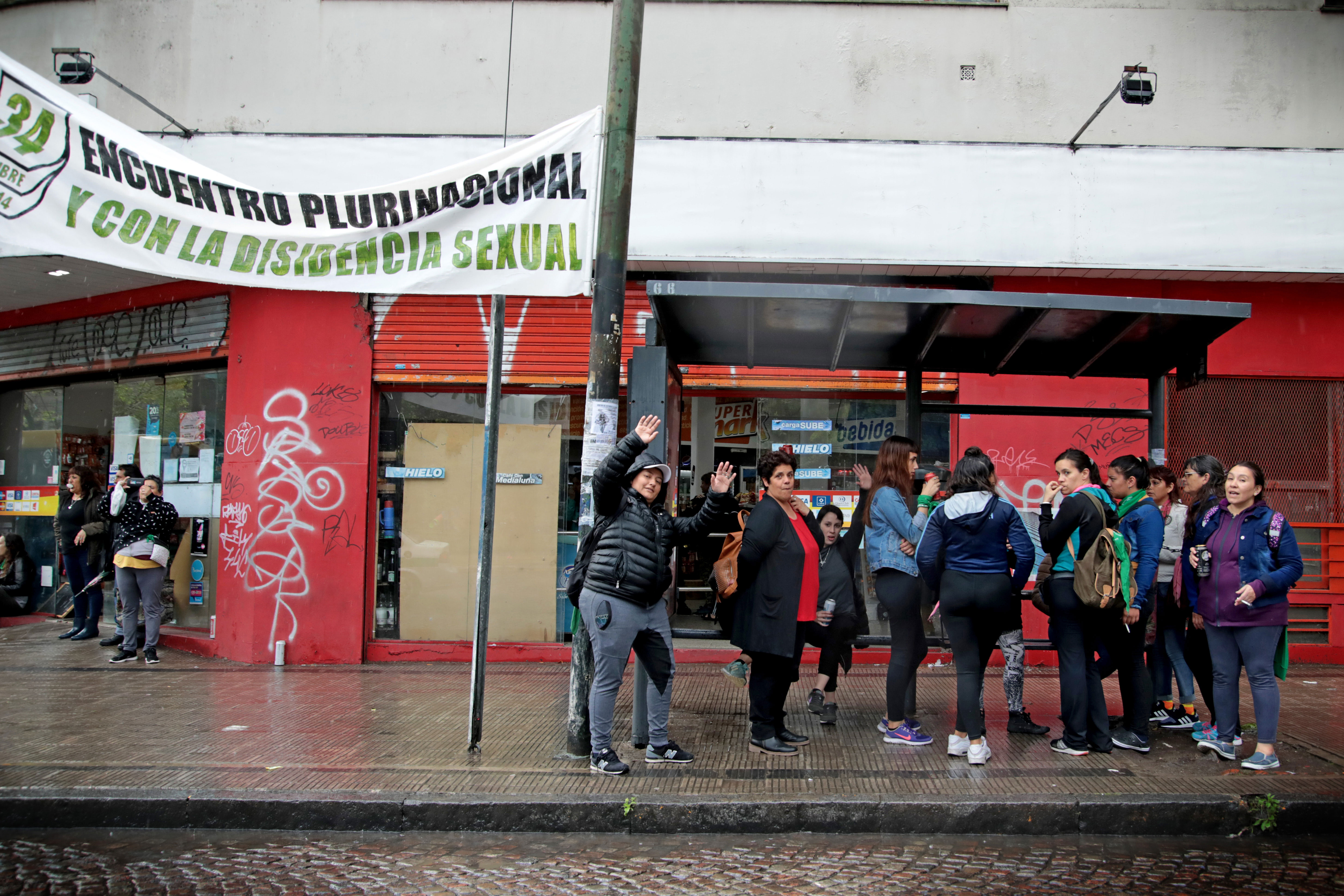 La ciudad de La Plata dispondrá de 50 colectivos gratuitos que funcionarán esos días sin paradas intermedias. Los colectivos tendrán una oblea de identificación, al igual que las paradas