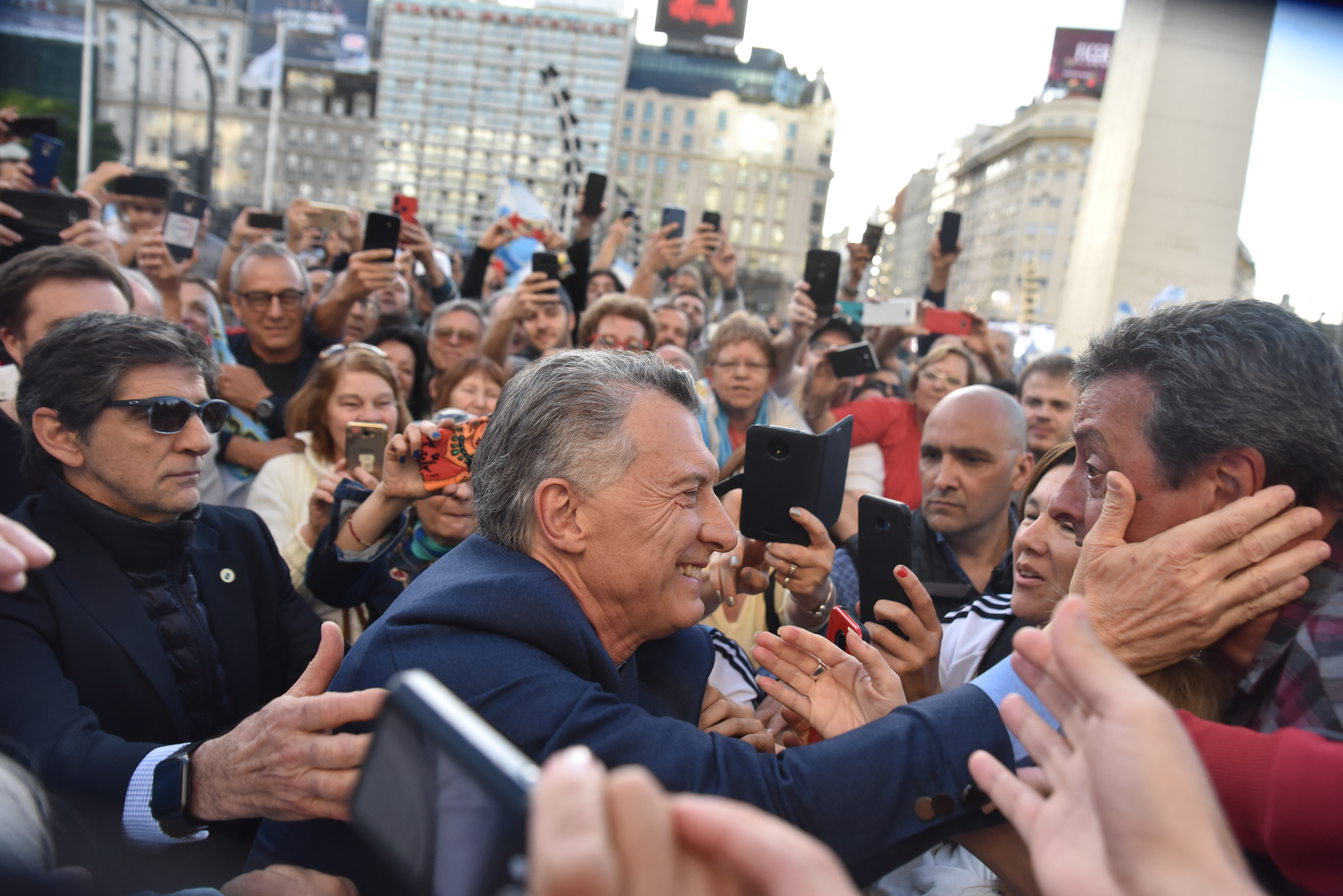 Mauricio Macri saluda a un simpatizante al llegar al acto