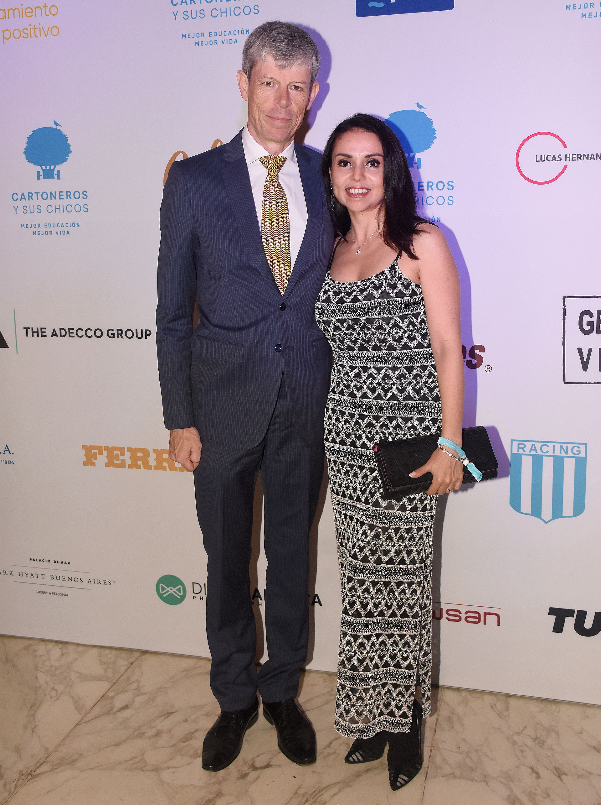 Renata Jacobs junto al embajador de Suiza en la Argentina, Heinrich Schellenberg, y su mujer Grisel Sandoval Schellenberg