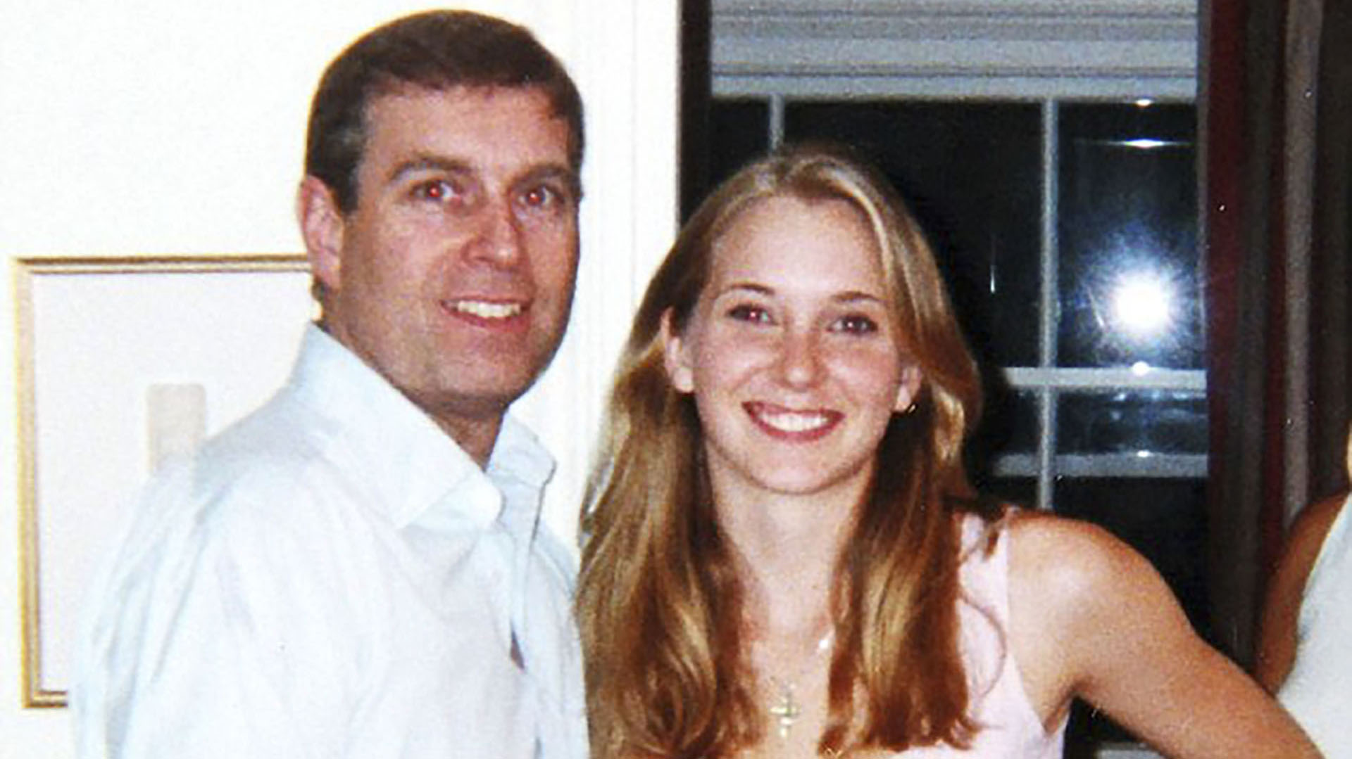 Andrés, fotografiado con Virginia Roberts, la mujer que asegura que Epstein la obligó a tener relaciones sexuales con el prínicpe cuando ella tenía 17 años. (The Grosby Group)