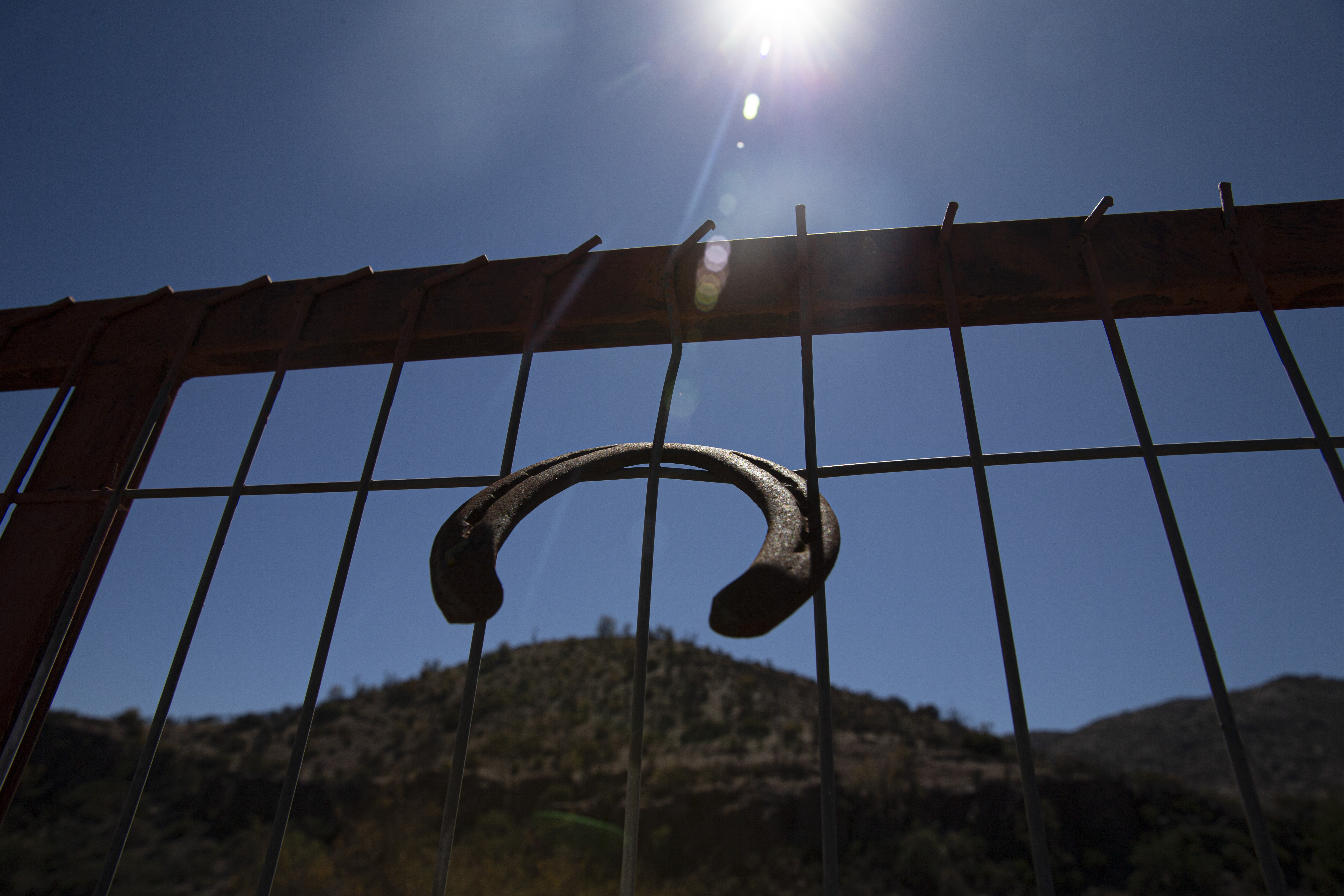 Una herradura adorna una puerta del establo de cabras Benito Moreno en Putaendo, Chile.