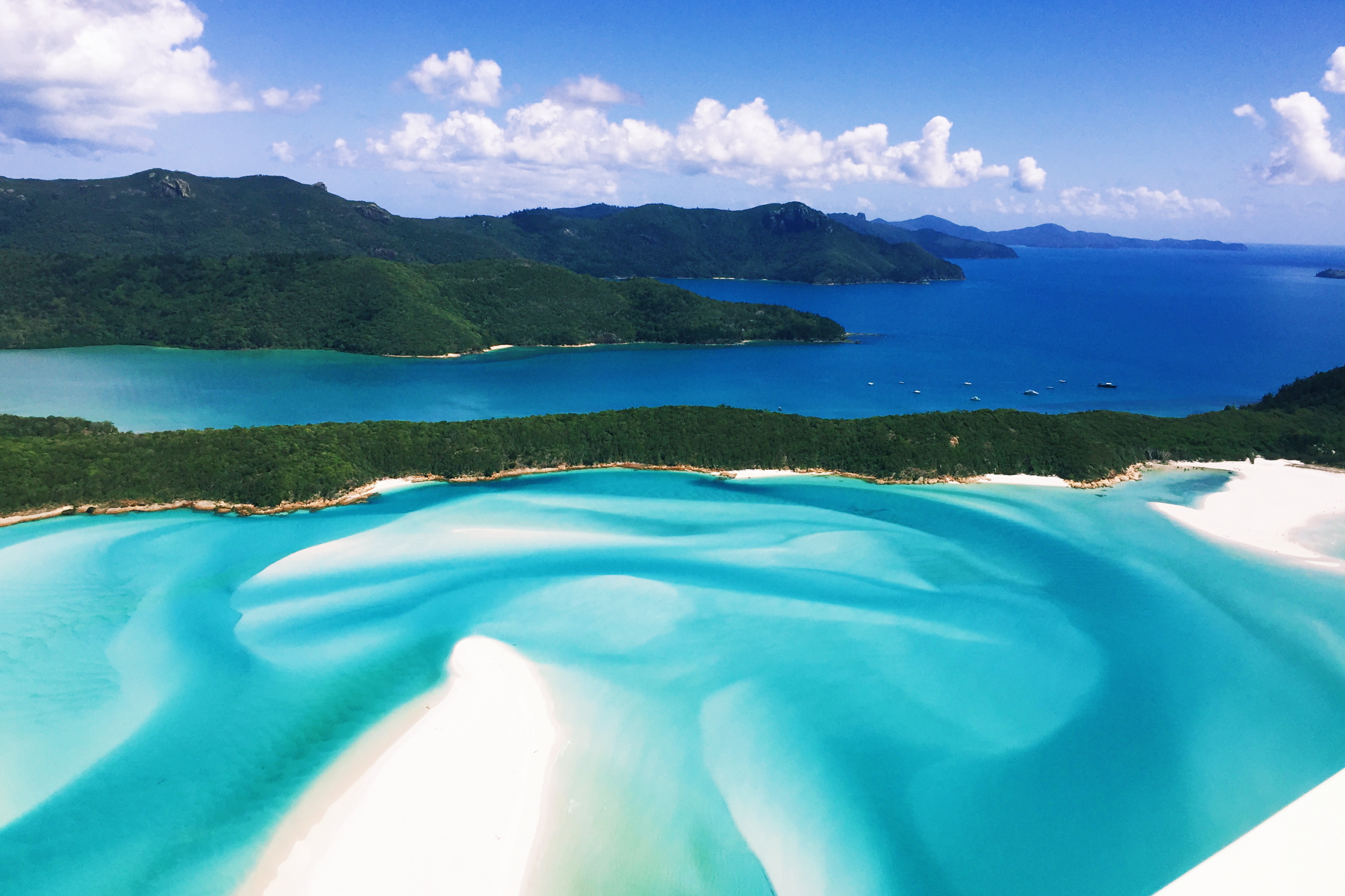 Compuesta de 98% de sílice, la arena aquí es una de las más blancas de la Tierra. Sin embargo, eso no es todo lo que hace que cada visita a este pedazo de paraíso sea inolvidable. Los visitantes solo pueden acceder a estos 7 kilómetros de costa a lo largo de las cálidas y claras aguas del Mar del Coral en helicóptero o hidroavión
