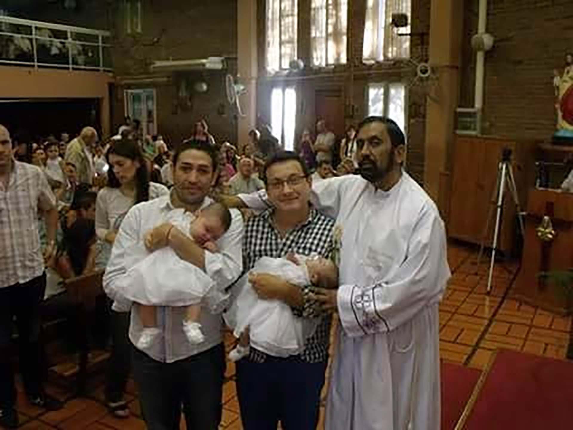 Los flamantes padres en el bautismo de sus hijas, Olivia y Victoria