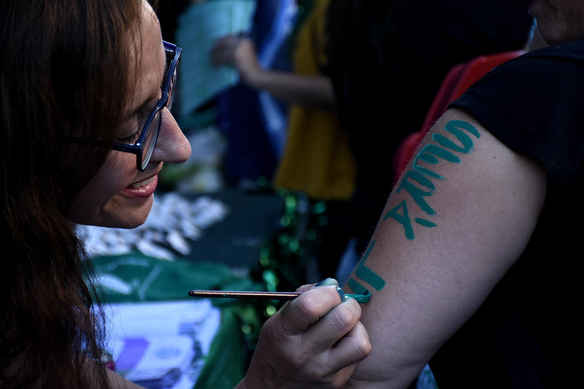 Algunos se los presentes se pintaron el cuerpo para exponer un mensaje a favor del aborto