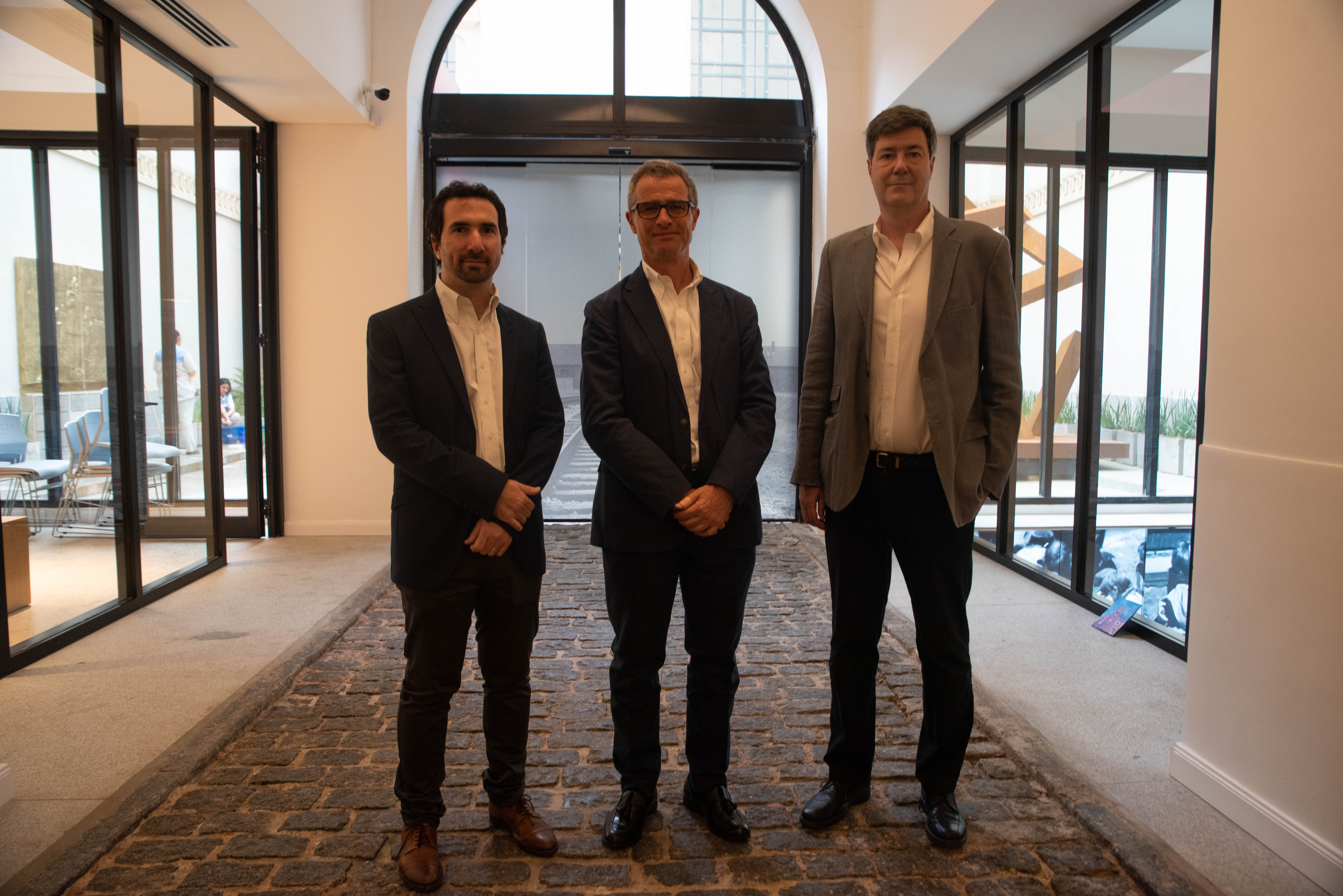 Tres autoridades del Museo del Holocausto: Jonathan Karszenbaum, director ejecutivo, Ariel Schapira, secretario general, y Bruno Garbari, referente de contenidos. Los arquitectos fueron Daniel Becker (autor de la remodelación del CCK y del Paseo del Bajo) y Daniel Mintzer, la museología estuvo a cargo de Gabriel Miremont y la curaduría de objetos la condujo Serafina Perri