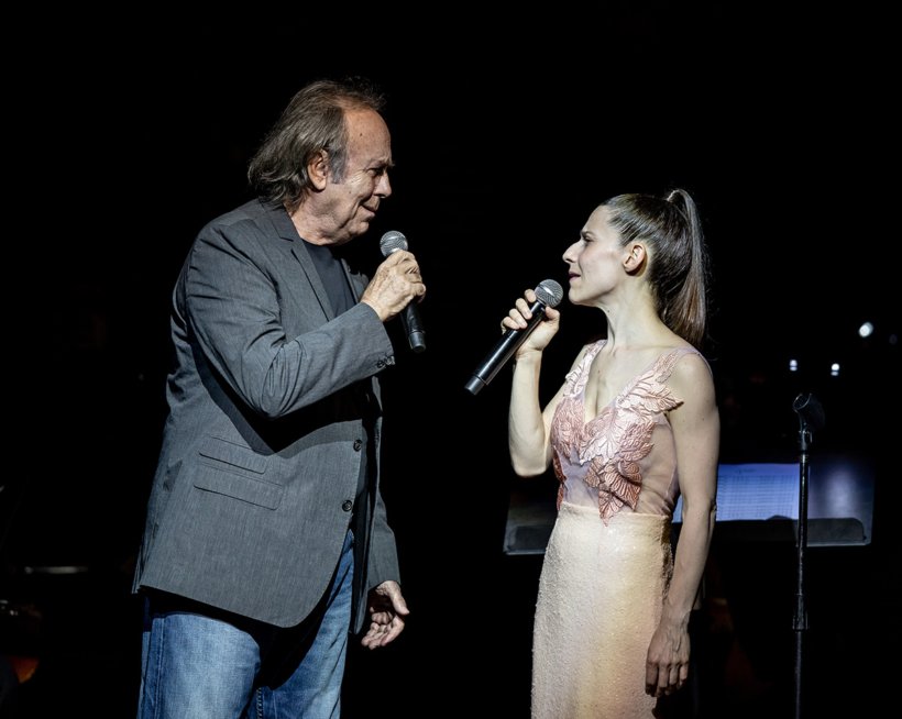 Joan Manuel Serrat y Elena Roger fueron ovacionados al final de su actuación en el Teatro Colón