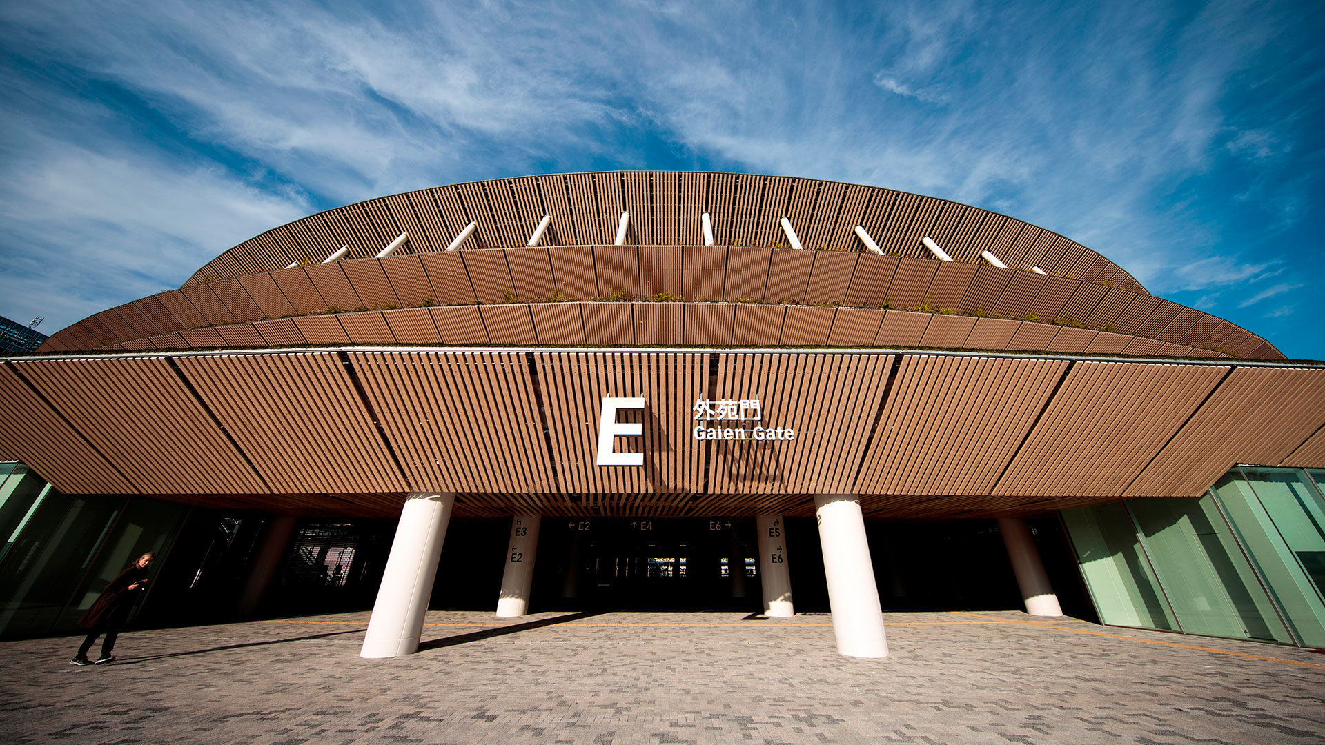 En el estadio también se incorporaron 185 grandes ventiladores y ocho pulverizadores para limitar las molestias causadas por la temperatura, que puede sobrepasar los 40 ºC en Tokio en verano
