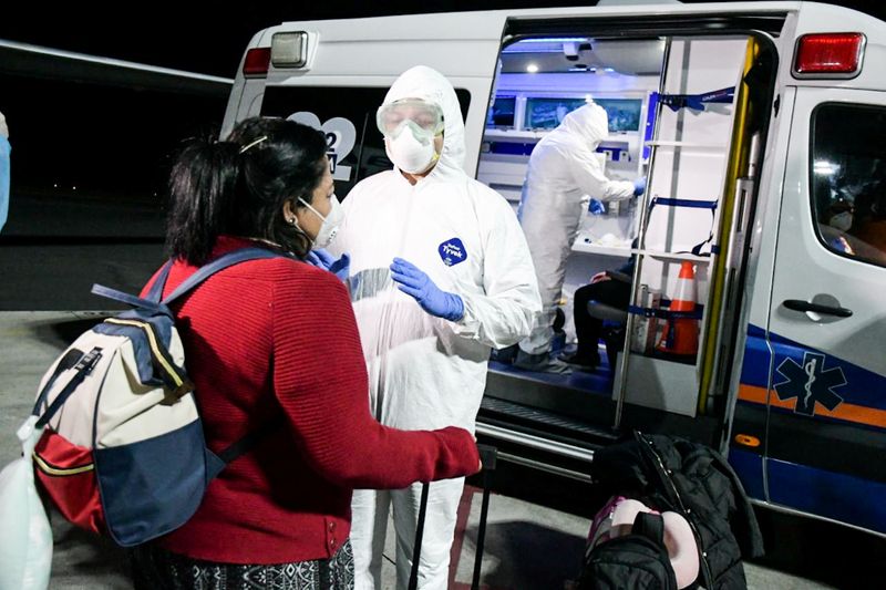 Un ciudadano salvadoreño es examinado en el Aeropuerto Internacional de San Salvador antes de pasar a cuarentena a su llegada de China debido a la situación mundial del coronavirus, en la República de El Salvador (Reuters)
