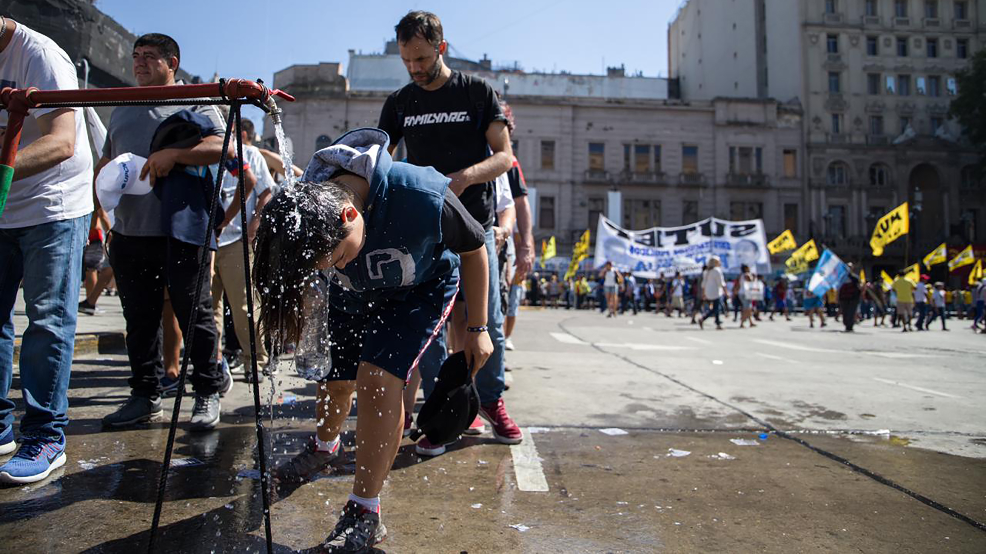 En las calles, el calor ya empezó a golpear a los militantes que se movilizaban en las puertas del Congreso