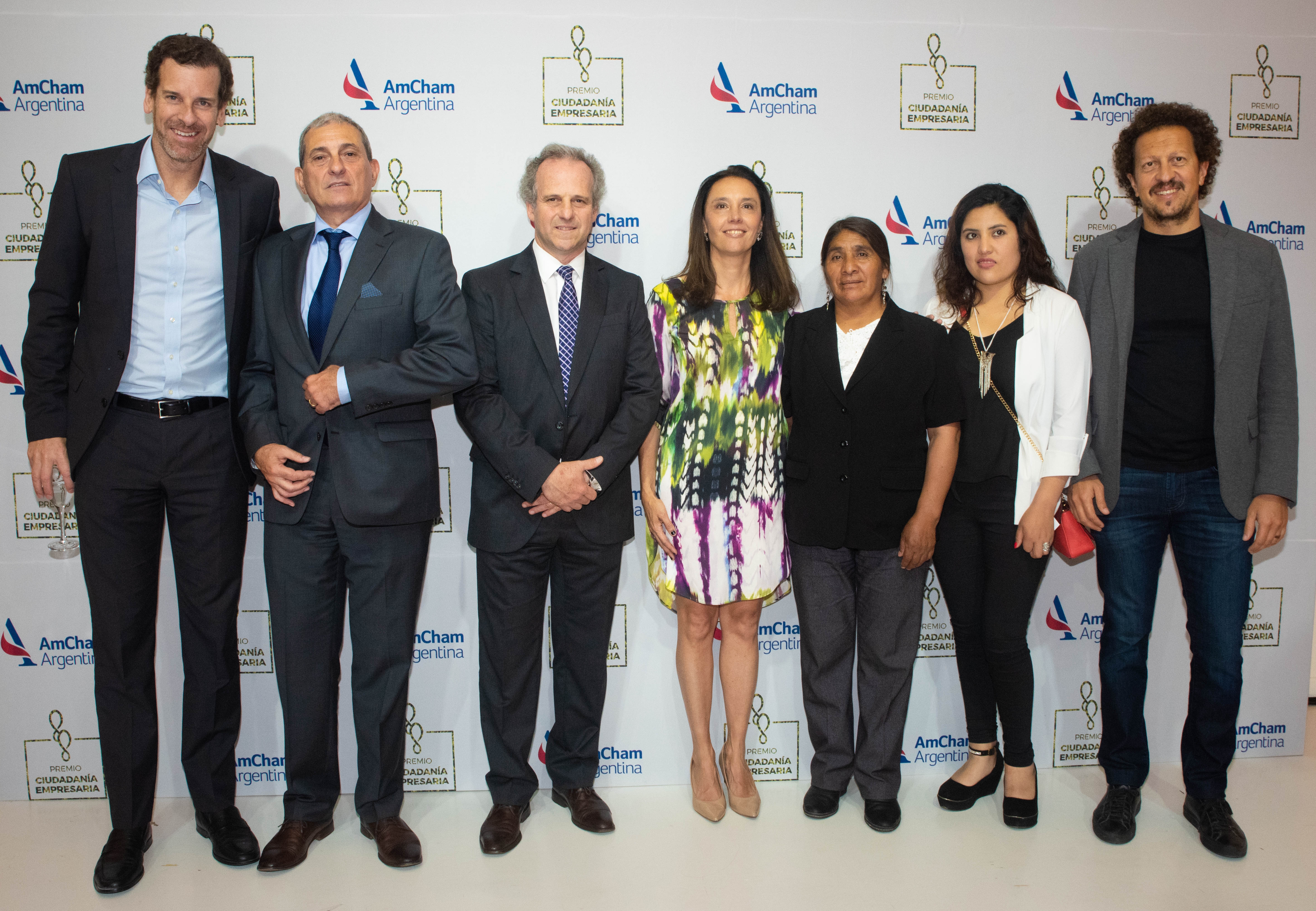 Julio Figueroa, gerente general de Citi Argentina; Alejandro Díaz, Roberto Alexander y Florencia Salvi junto a Rosario Quispe y Juan Collado de Hilandería Warmi, empresa ganadora del Premio Nuevo Paradigma Empresario