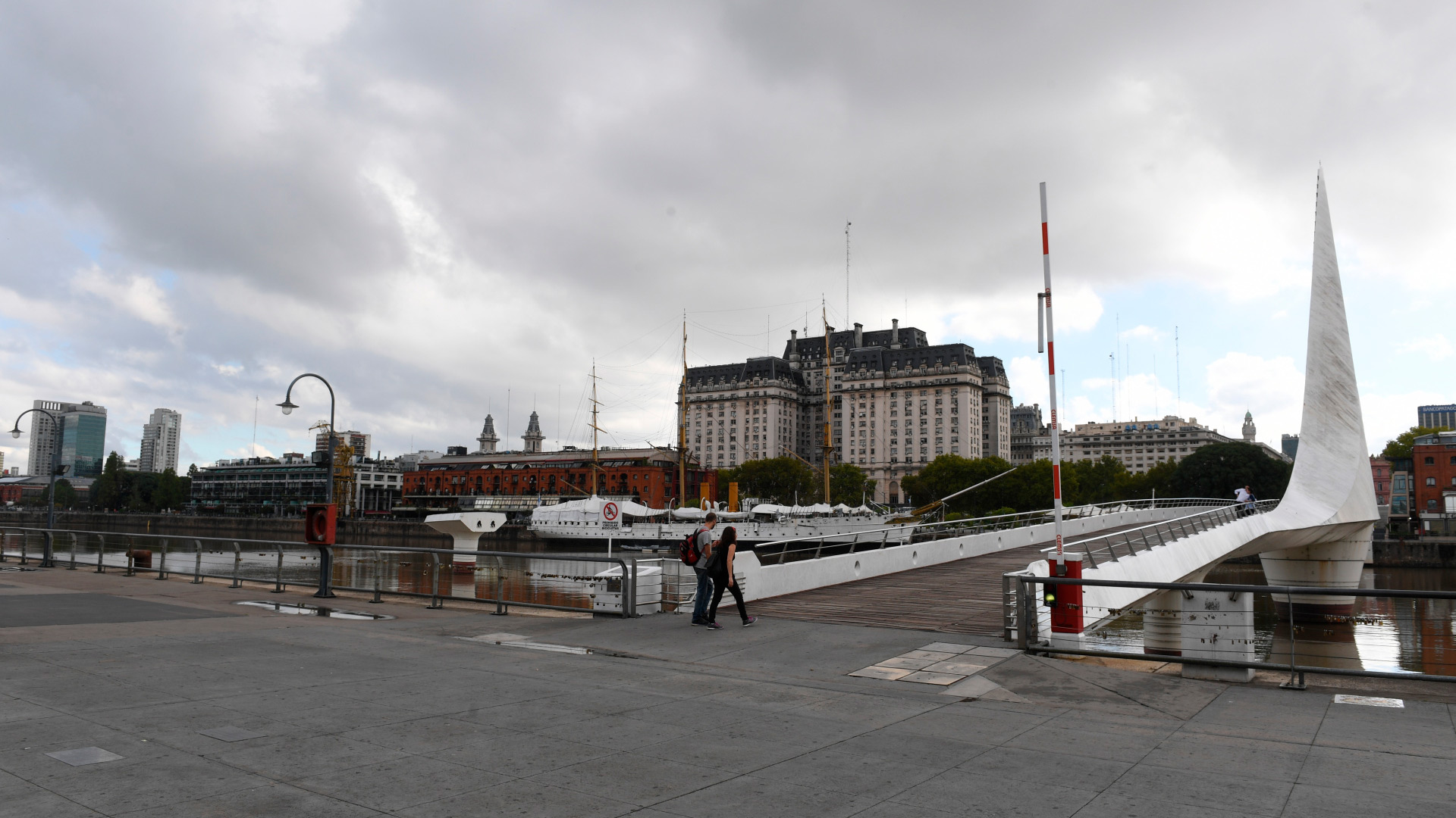 Puerto Madero, casi sin gente. El Gobierno analiza restringir aún más la circulación de personas (Foto: Maximiliano Luna)